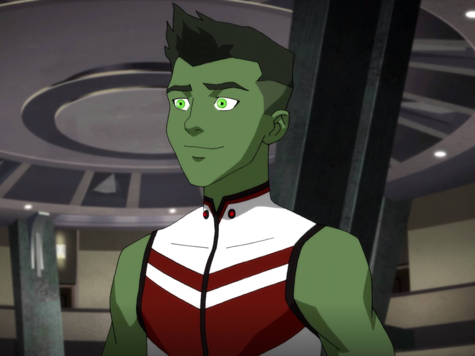 Young Justice 桌布 壁紙 — 一個綠色皮膚的動漫英雄，眼睛發光，自信地站在未來科幻走廊中。