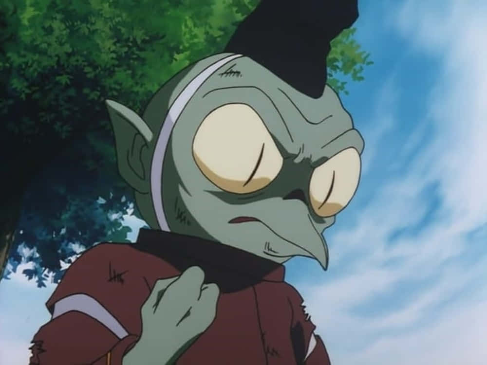 Inuyasha Jaken 桌布 壁紙 — 一個綠色皮膚的動漫角色，有大眼睛和尖耳朵，在藍天和綠樹的背景下低頭整理衣領。