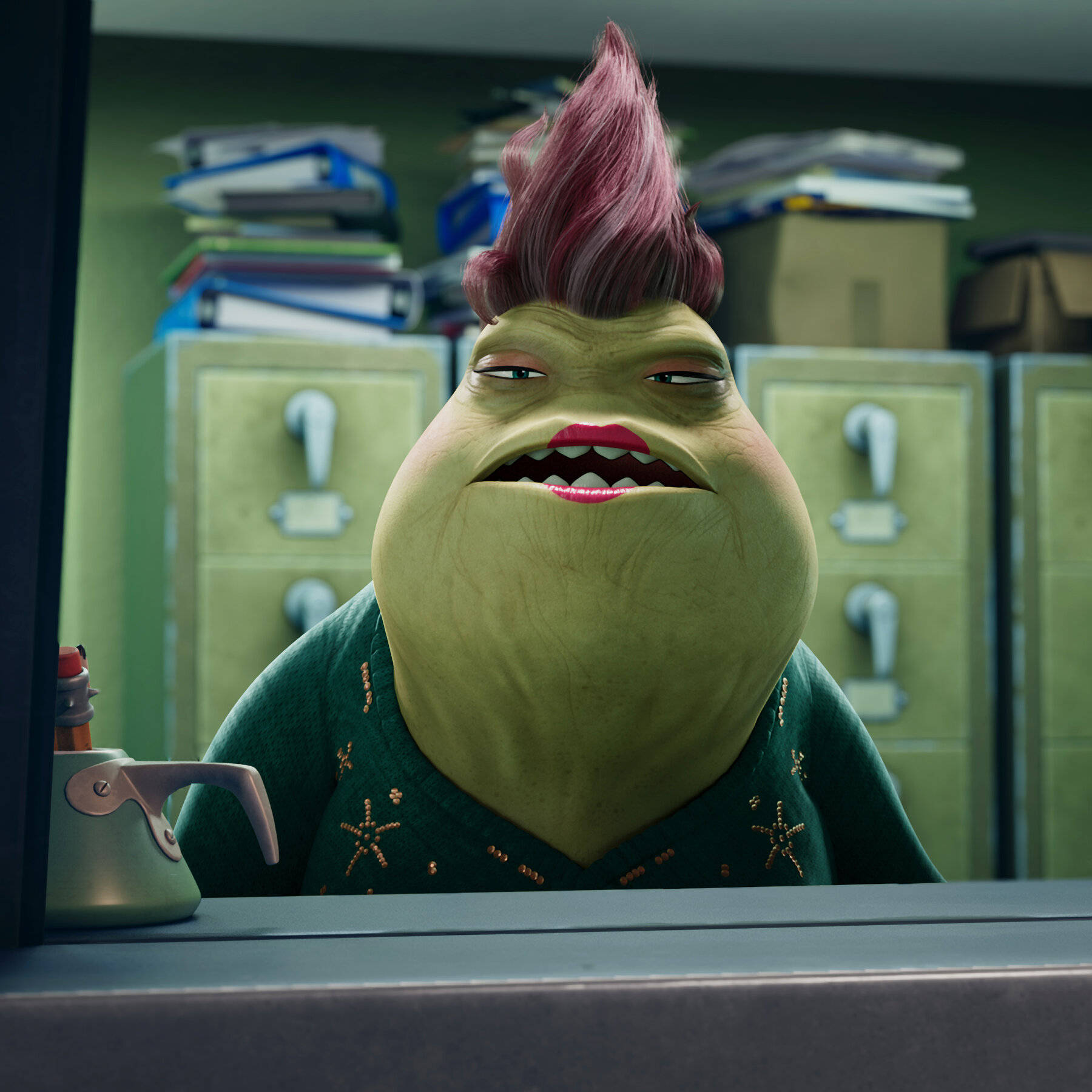 Monsters Inc 桌布 壁紙 — 一個綠色皮膚的動畫角色，留著粉紅色莫霍克髮型和紅色嘴唇，在雜亂的辦公室裡從書桌上方探頭張望。