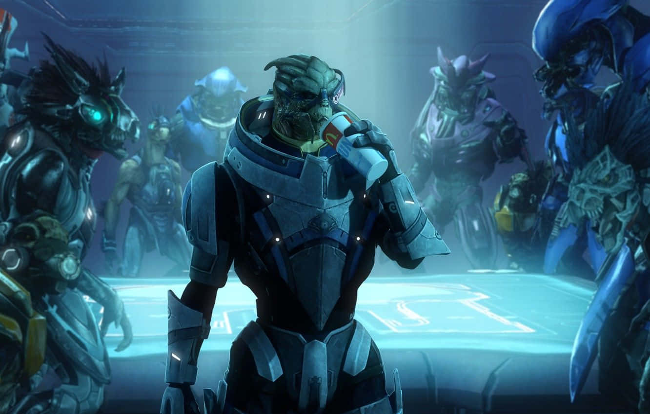 Halo Covenant 桌布 壁紙 — 一個綠色皮膚的外星人穿著未來風格的盔甲，在昏暗藍色科幻場景中，被其他穿著盔甲的外星人包圍著，正在喝罐裝飲料。