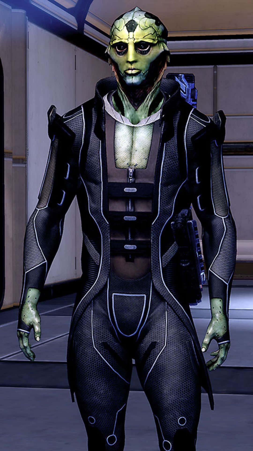 Thane Krios 桌布 壁紙 — 一個綠色皮膚的外星人穿著黑色裝甲服，站在帶有藍色發光裝飾的未來風格走廊中。