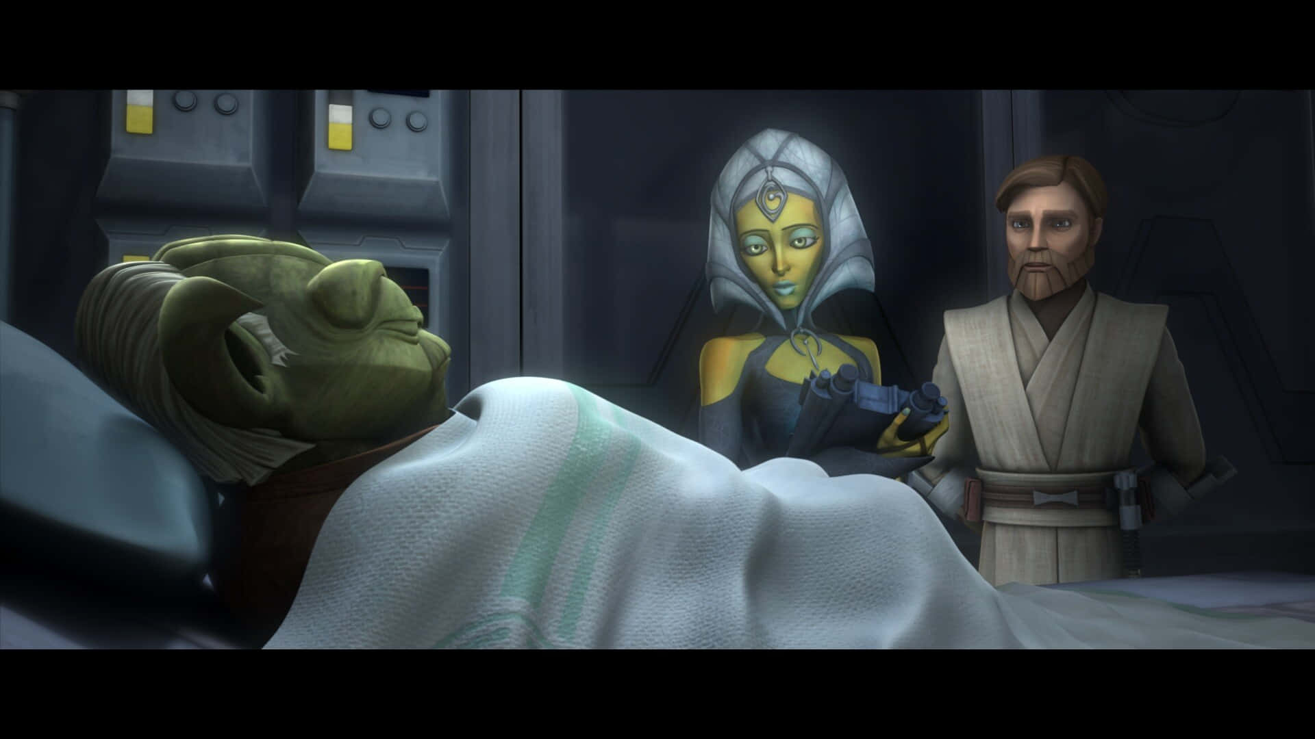 Jedi Council 桌布 壁紙 — 一個綠色皮膚的外星人躺在醫療床上，兩名絕地武士，一名戴兜帽的女子和一名穿長袍的男子，在昏暗的未來風格房間裡守護著。