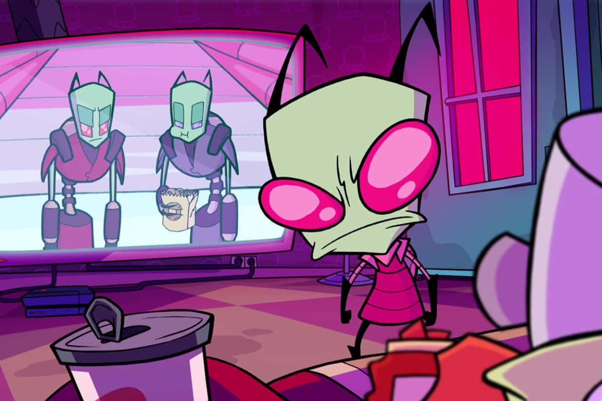 Invader Zim 桌布 壁紙 — 一個綠色皮膚的外星女孩穿著粉紅色連衣裙，在紫色燈光的房間裡看著螢幕上的兩個機械外星人。