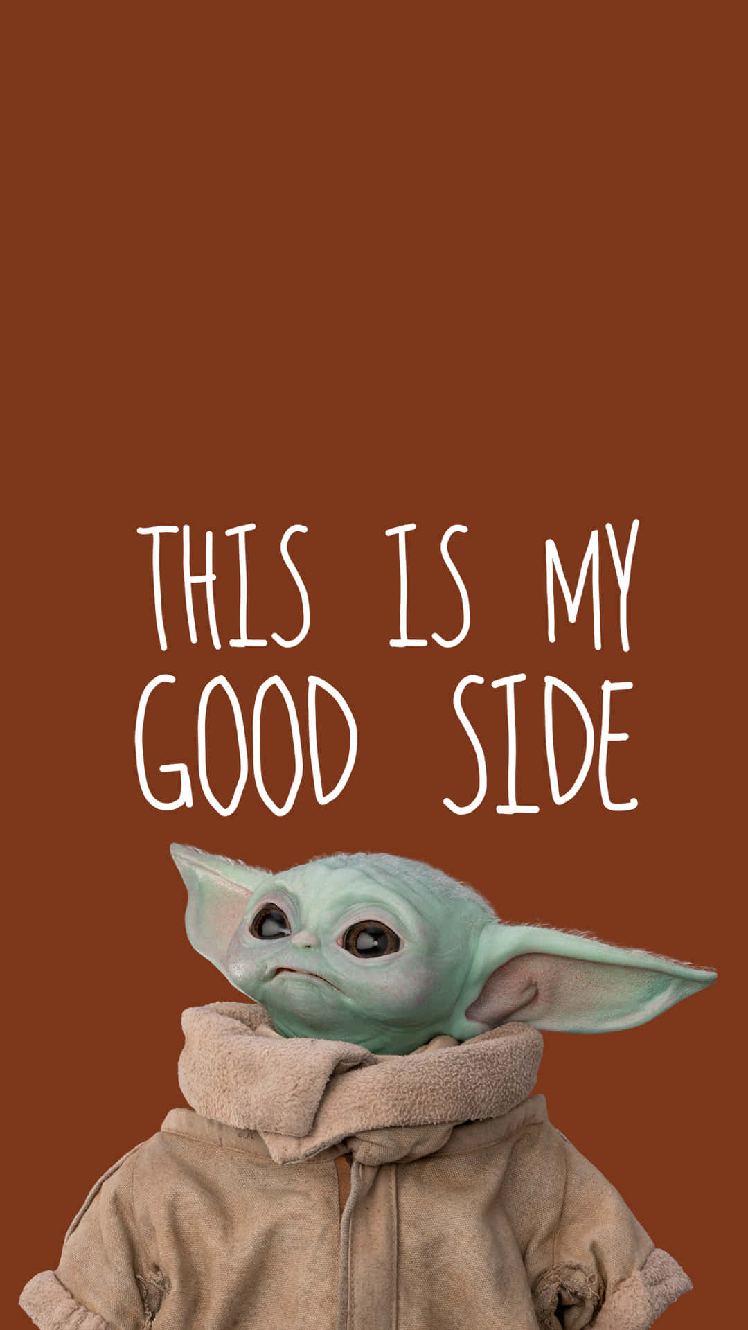 Baby Yoda iPhone 桌布 壁紙 — 一個綠色皮膚的嬰兒尤達，穿著一件淺棕色長袍，在純棕色背景上，帶著一個嘟嘴的表情向上看，背景有白色文字寫著「THIS IS MY GOOD SIDE」。