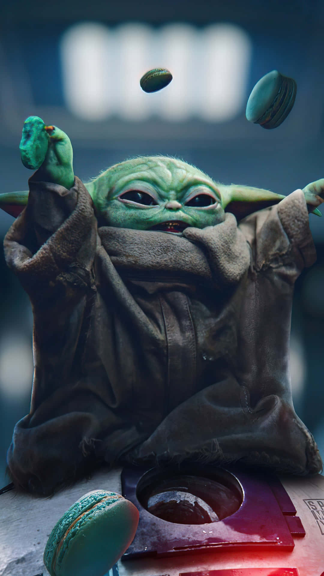 Baby Yoda Phone 桌布 壁紙 — 一個綠色皮膚的嬰兒尤達快樂地將青綠色的馬卡龍拋向空中，身穿棕色長袍。