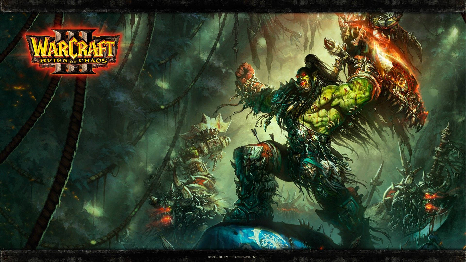 World 桌布 壁紙 — 一個綠色皮膚的獸人 warlord 手持火焰斧頭，在黑暗扭曲的森林戰場上挑釁地站立。