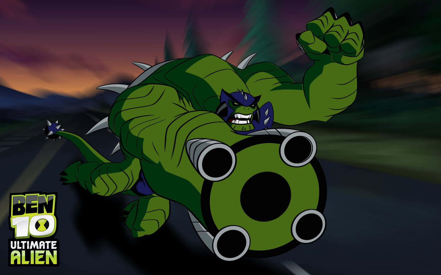 Ben 10 桌布 壁紙 — 一個綠色肌肉發達、帶有尖刺和尾巴的外星人，在黃昏的天空下駕駛圓形車輛向前衝刺。