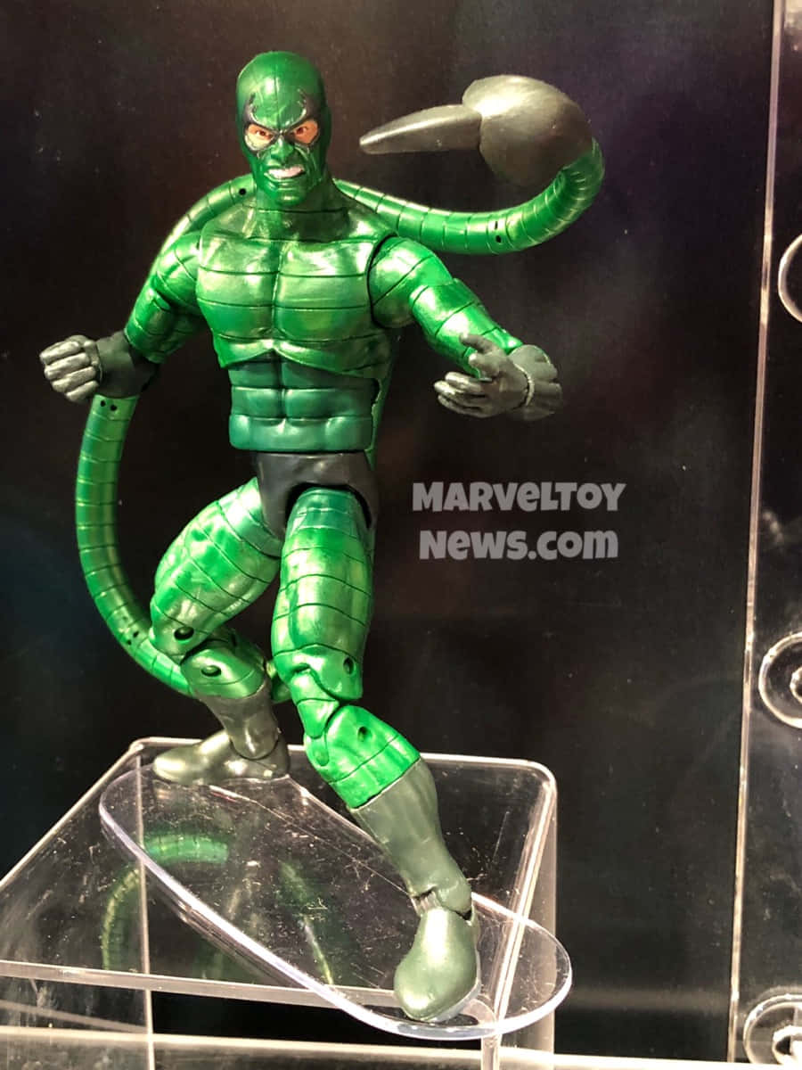The Scorpion 桌布 壁紙 — 一個綠色蠍子主題的Marvel可動人偶，具有可活動的四肢和彎曲的尾巴，站立在透明塑膠展示底座上。