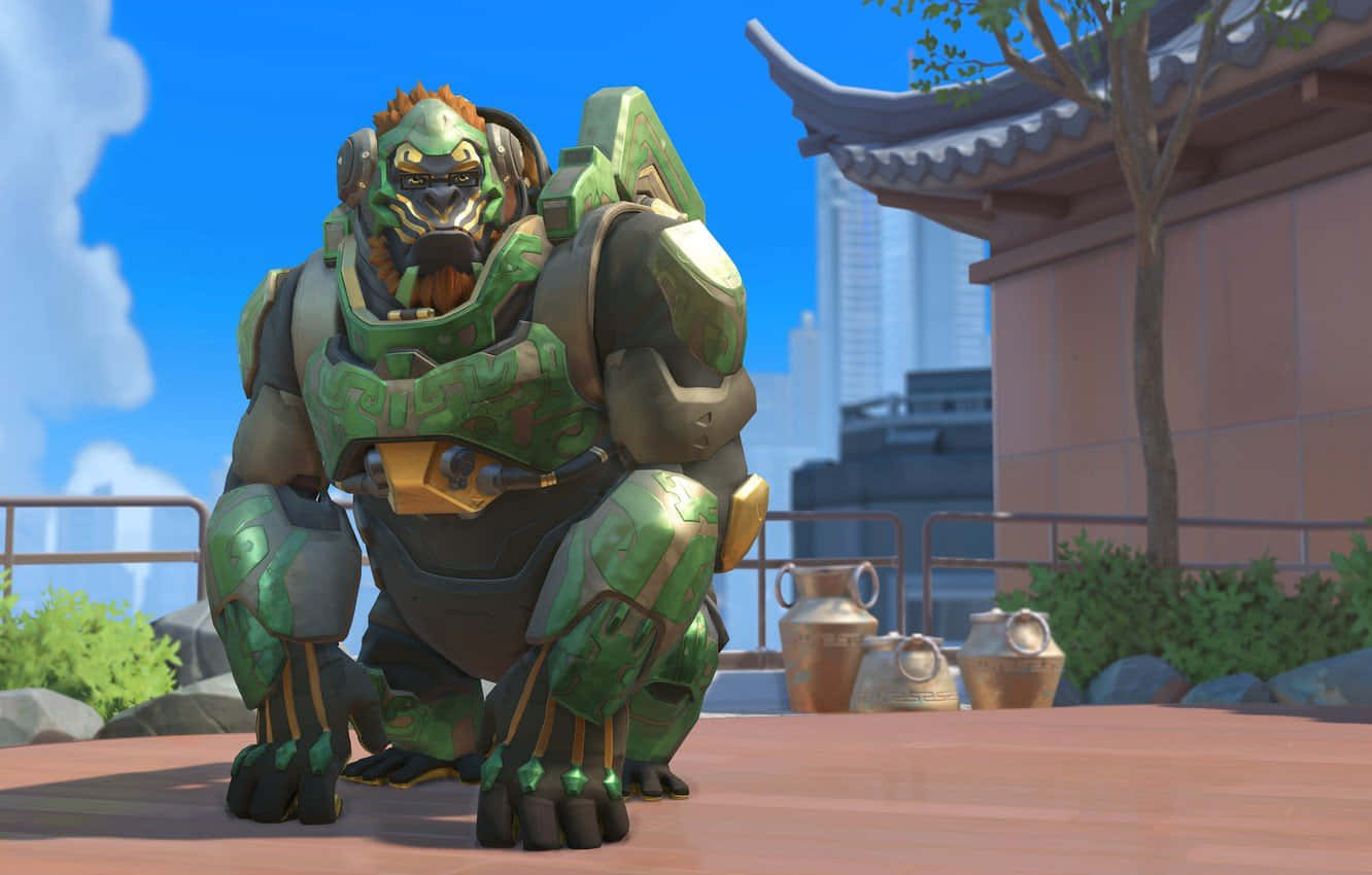 Overwatch Winston 桌布 壁紙 — 一個綠色裝甲大猩猩角色蹲在屋頂上，背景有傳統建築和現代摩天大樓，在明亮的藍天下。