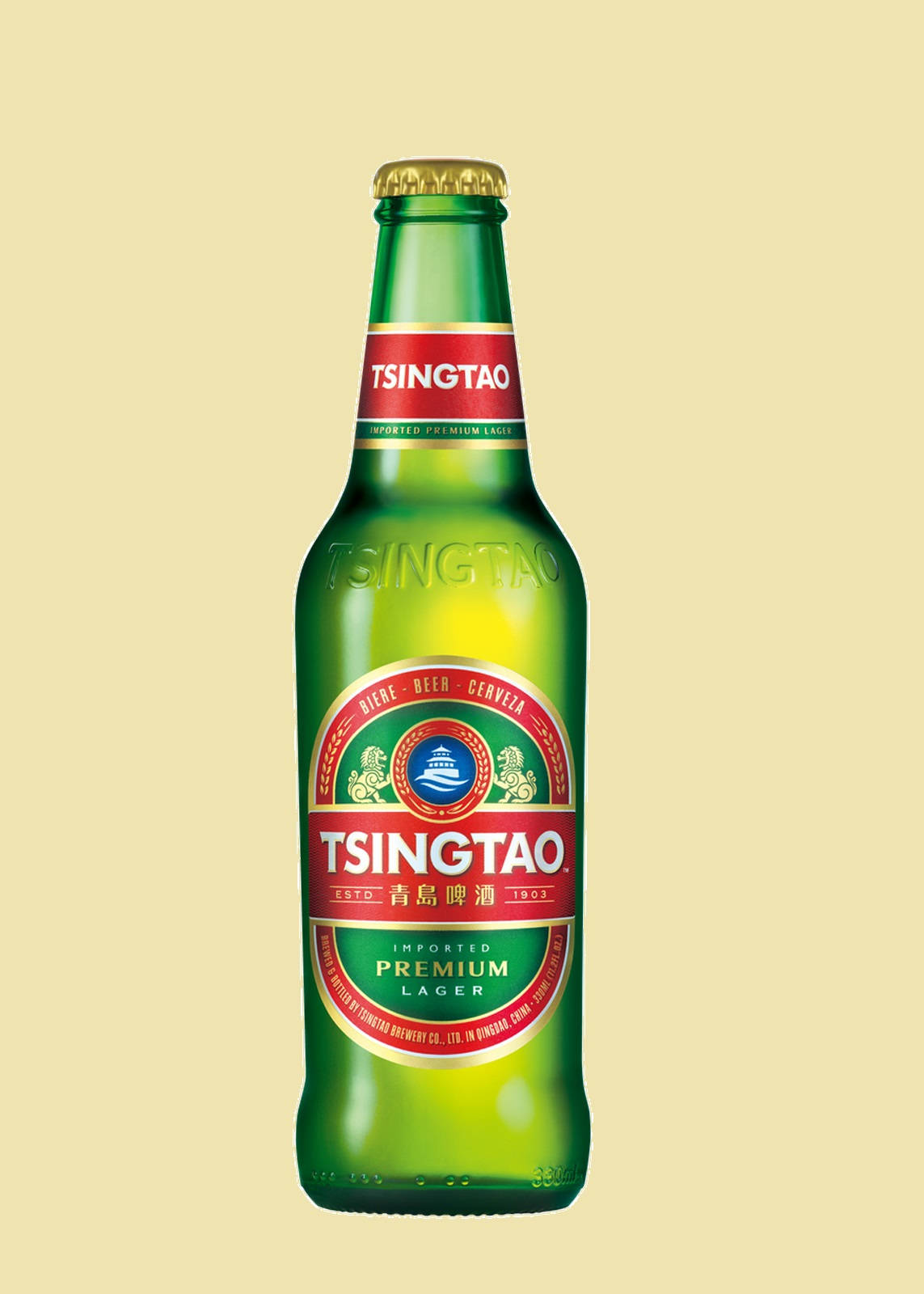 booze 桌布 壁紙 — 一個綠色青島啤酒瓶，帶有紅色標籤，居中放置在淡黃色背景上。