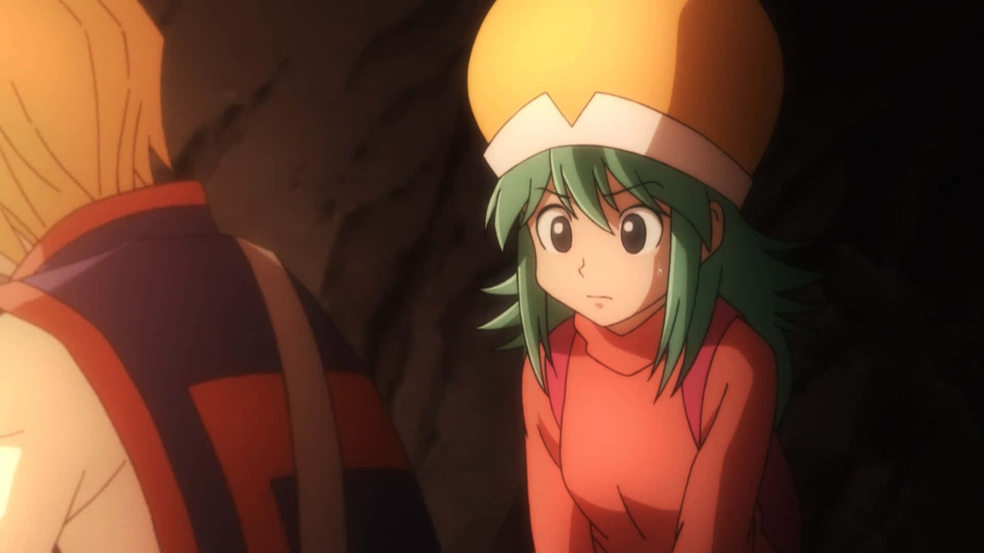 Hunter X Hunter Ponzu 桌布 壁紙 — 一個綠色頭髮、戴著黃色帽子的動漫女孩在昏暗的洞穴中擔心地看著另一個角色。