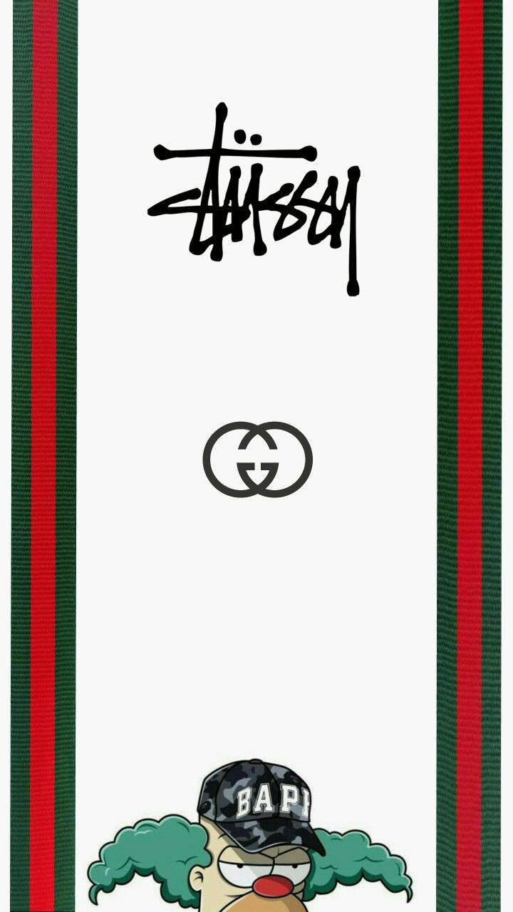 Gucci 桌布 壁紙 — 一個綠色頭髮、戴迷彩帽的卡通小丑坐在Gucci和Stussy標誌下方，標誌由紅綠條紋框住。
