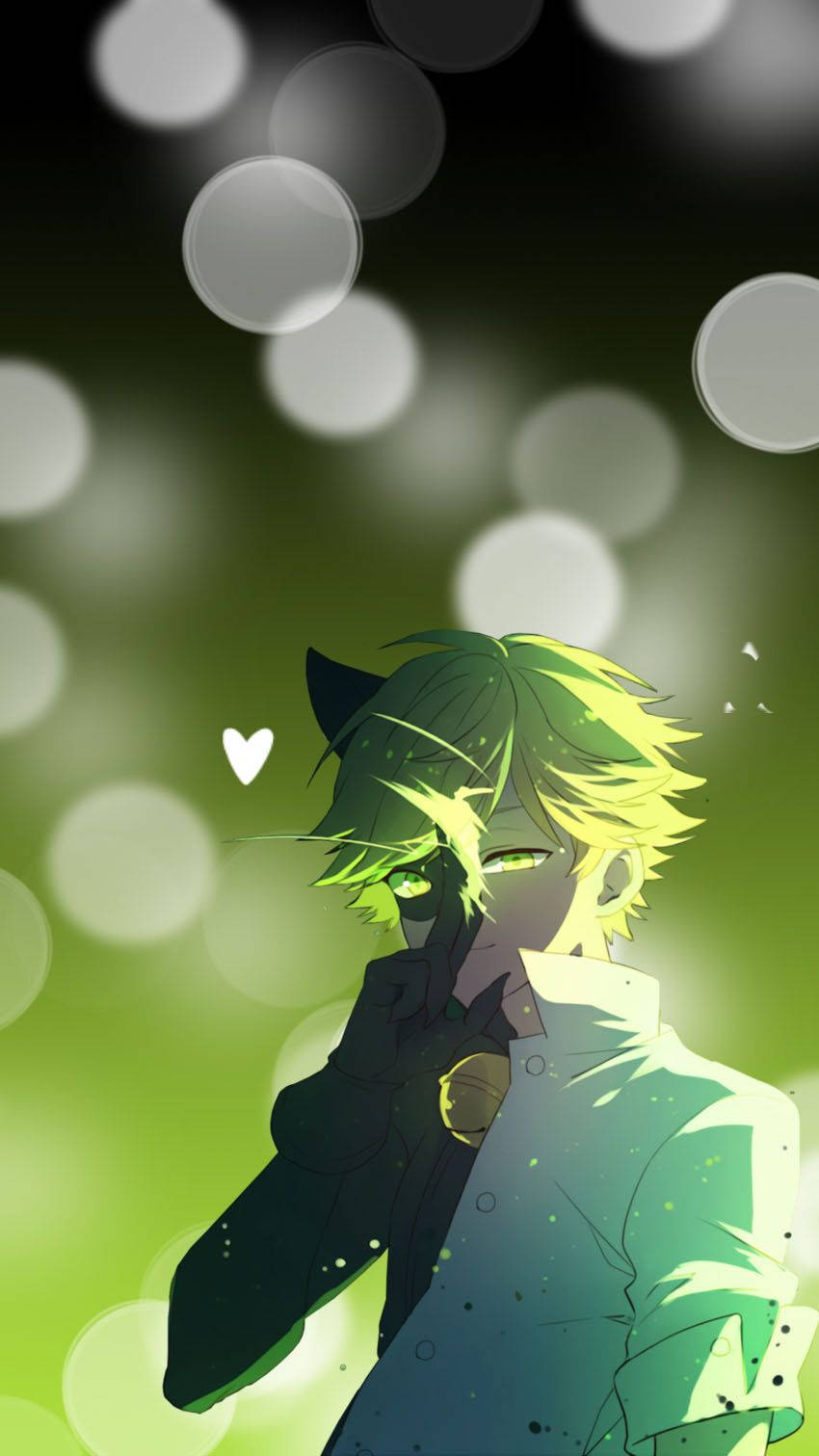 Cat Noir 桌布 壁紙 — 一個綠色頭髮、貓耳朵、戴著黑色面具的動漫角色，站在發光的綠色散景背景前，背景有漂浮的心形。