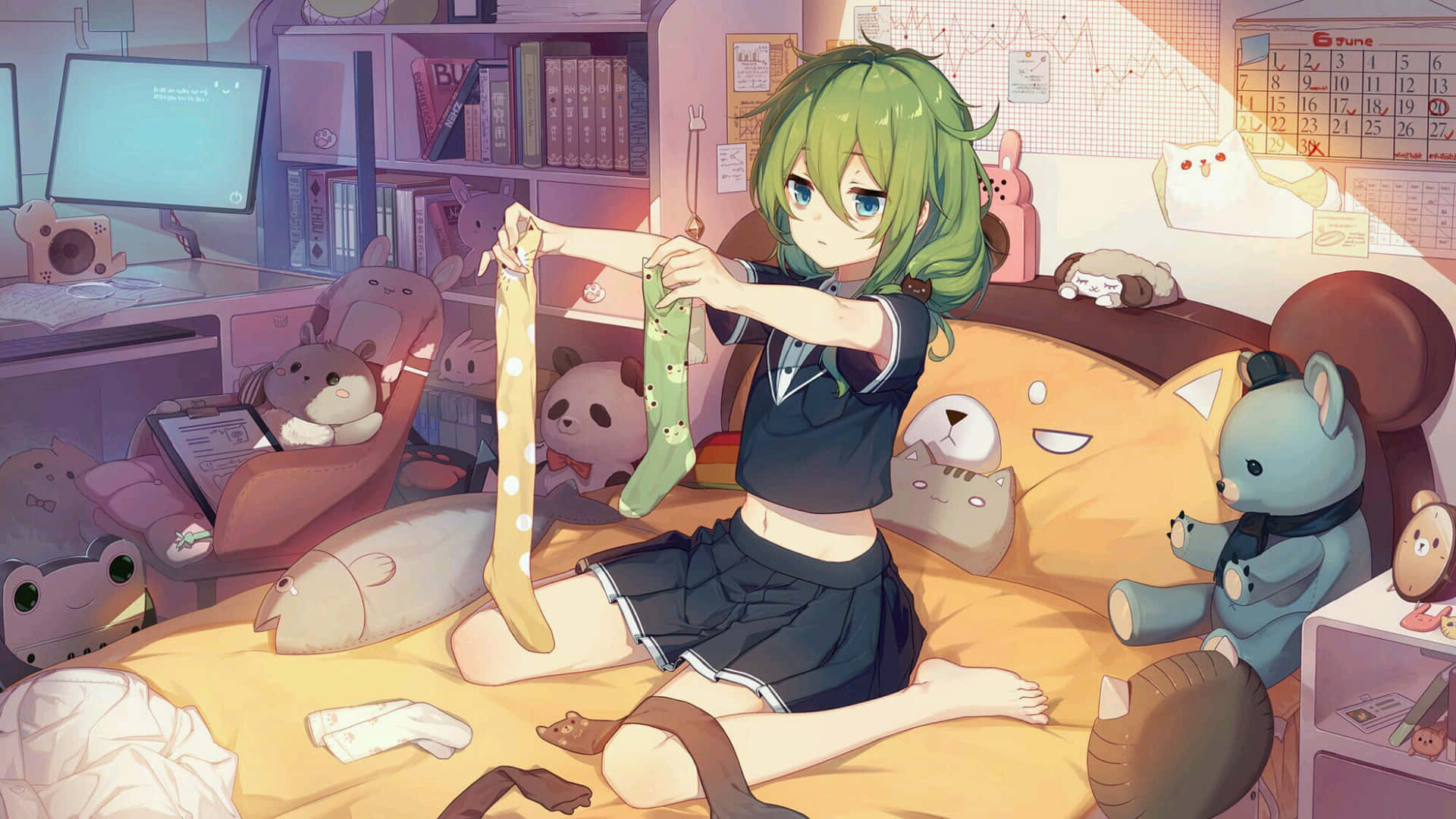 電玩遊戲 桌布 壁紙 — 一個綠色頭髮的動漫女孩穿著校服坐在床上，周圍是絨毛玩具，床上散落著襪子，她拿著一隻長襪。