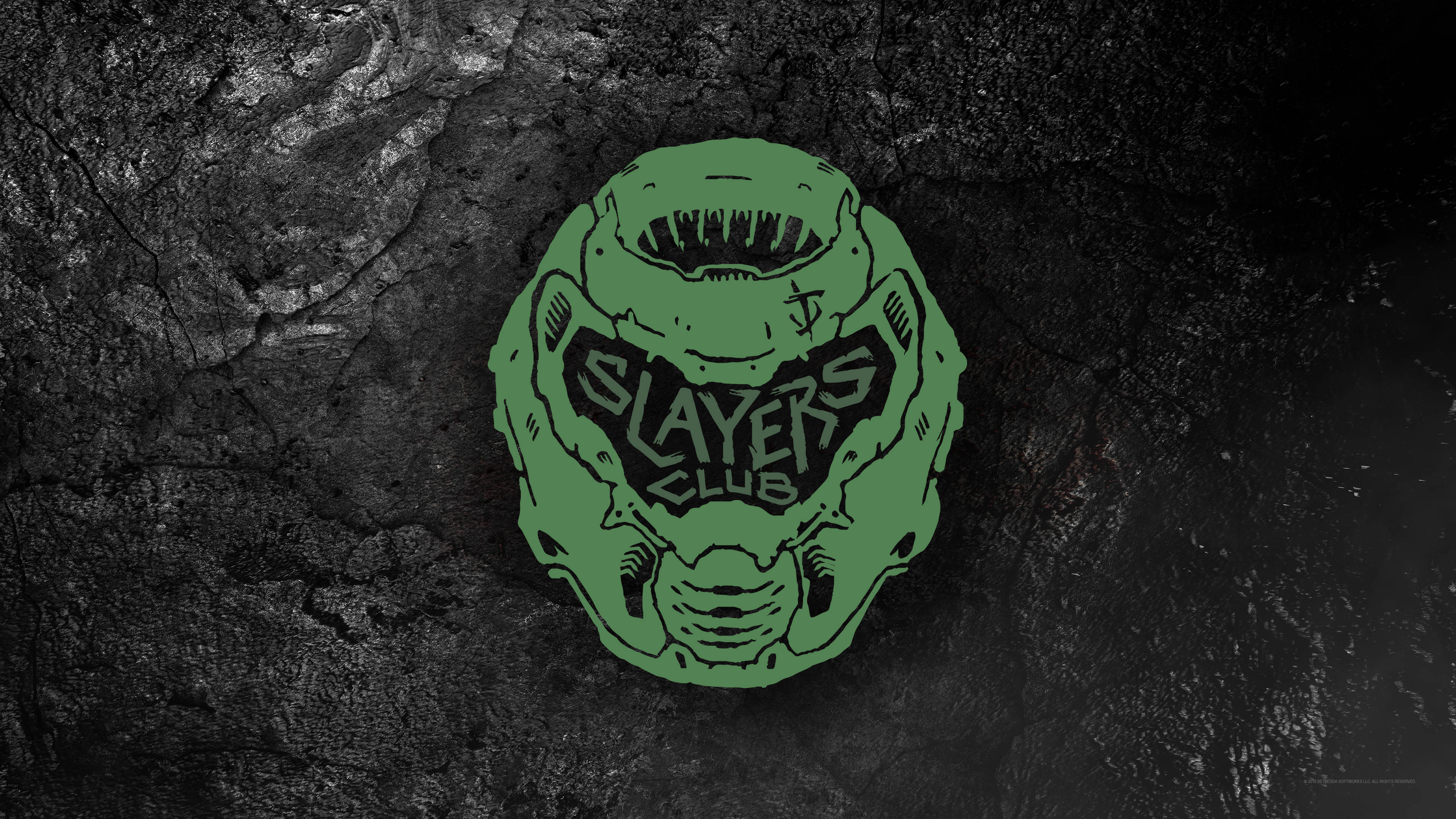 Doom 4K 桌布 壁紙 — 一個綠色風格化的頭盔，上面有 'SLAYERS CLUB' 文字，背景是裂開的深灰色混凝土。