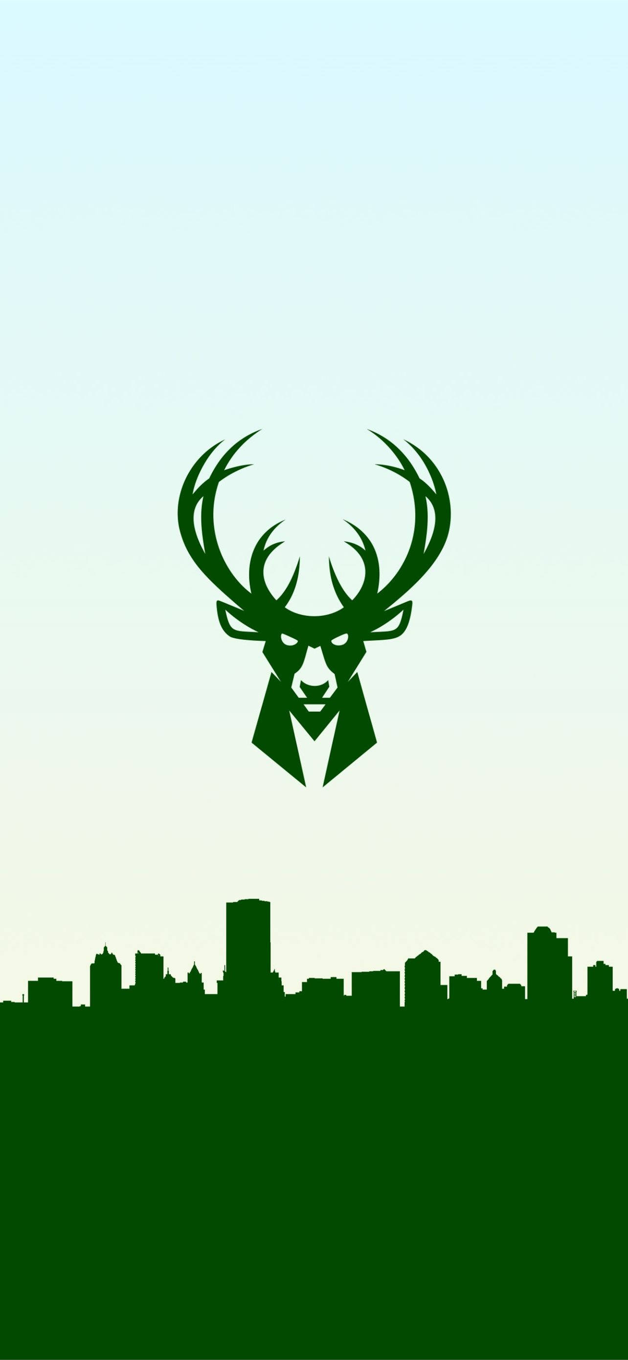 Bucks 桌布 壁紙 — 一個綠色鹿頭標誌漂浮在城市天際線之上，背景為漸變天空。