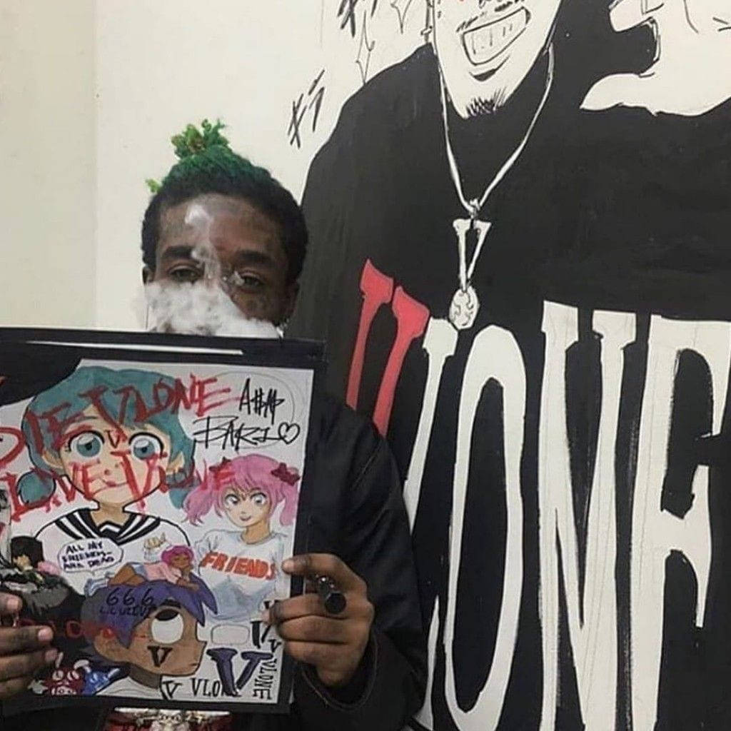 標誌 桌布 壁紙 — 一個綠髮的人在一幅大型黑白壁畫前，手持一幅色彩繽紛的動漫風格畫作，同時呼出煙霧。