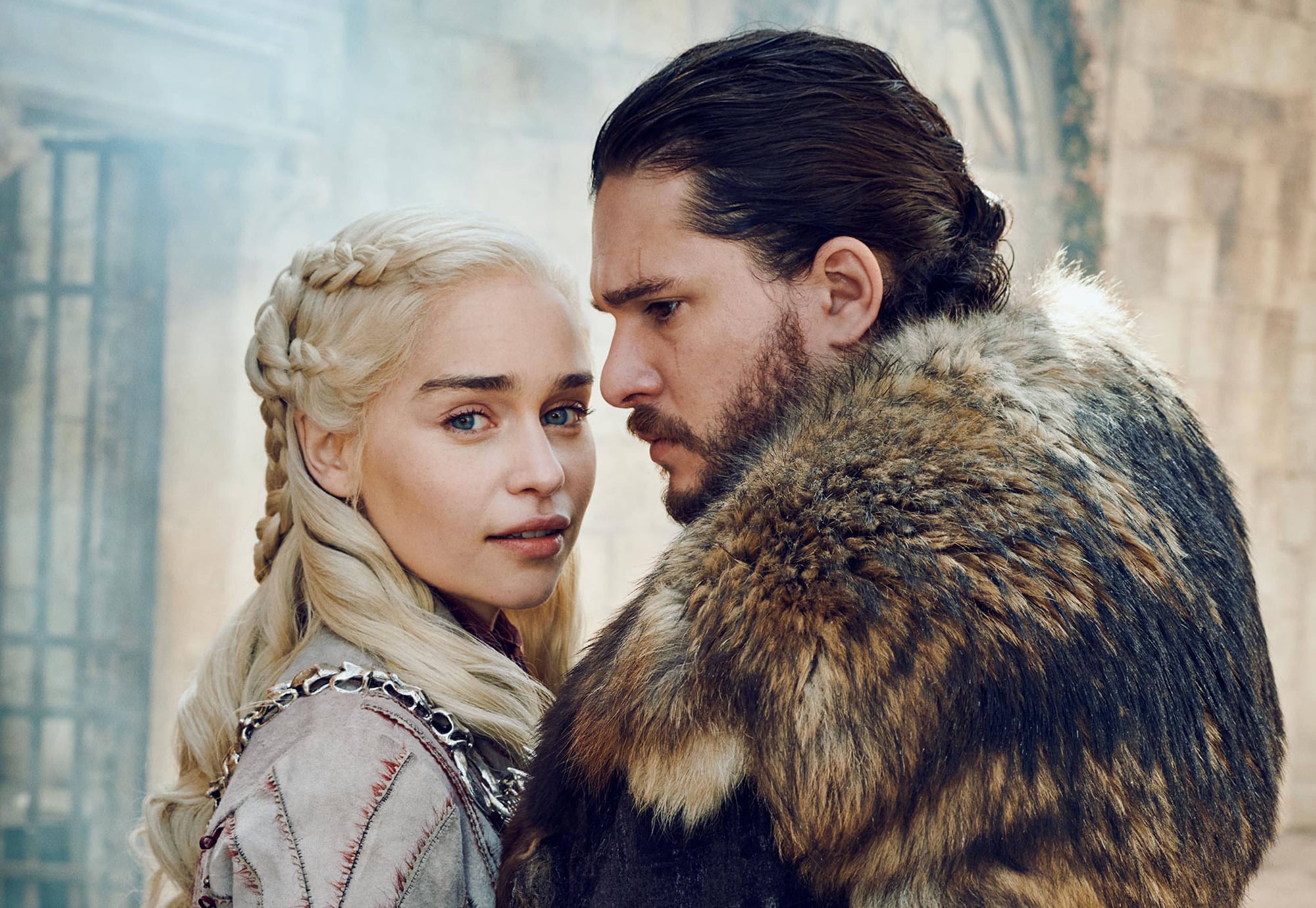 daenerys 桌布 壁紙 — 一個緊張的對峙時刻，一位辮子金髮女子與一位鬍鬚男子穿著毛皮斗篷，背景是石頭建築。