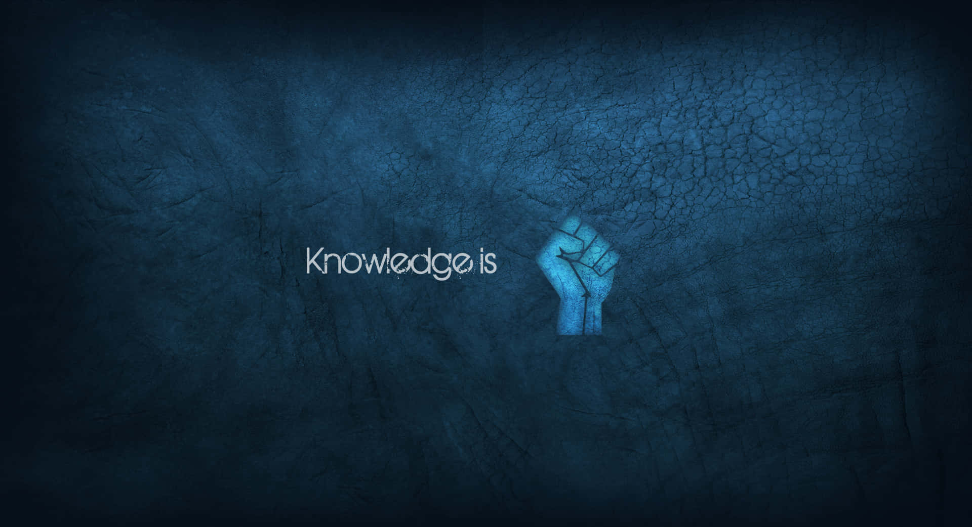 Knowledge 桌布 壁紙 — 一個緊握的拳頭從裂開的藍色牆壁中伸出，旁邊是「Knowledge is」的文字，風格粗糙且有紋理。