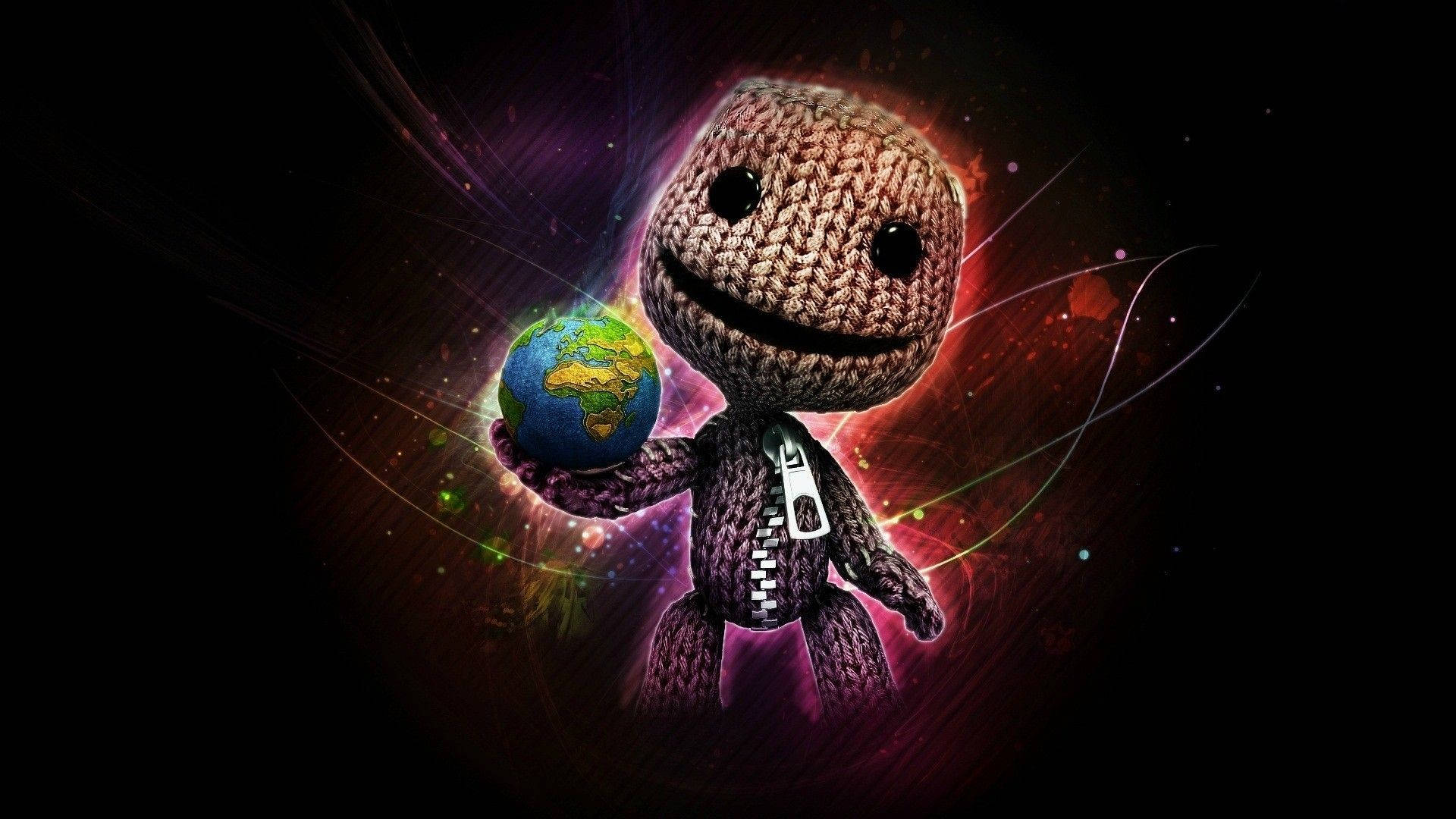 生病 桌布 壁紙 — 一個編織的 Sackboy 角色在充滿活力能量條紋的宇宙背景中抱著發光的地球。