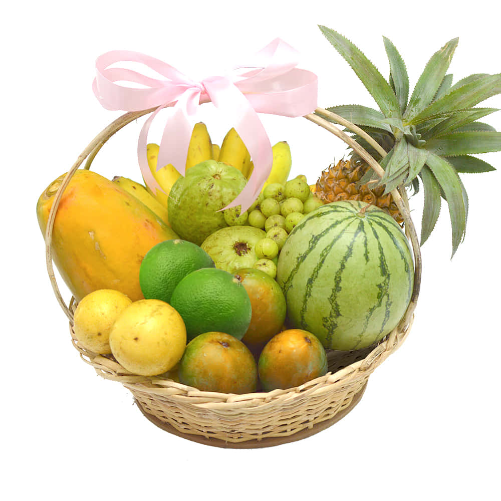 水果籃 桌布 壁紙 — 一個編織籃子，裝滿了色彩繽紛的熱帶水果，包括西瓜、鳳梨和香蕉，並用粉紅色絲帶繫著。