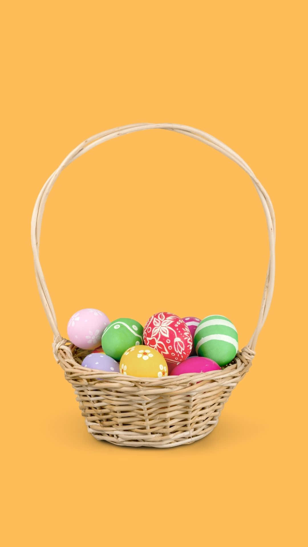 Easter Basket 桌布 壁紙 — 一個編織籃子，裝滿色彩鮮豔的彩繪復活節蛋，背景為純橙色。