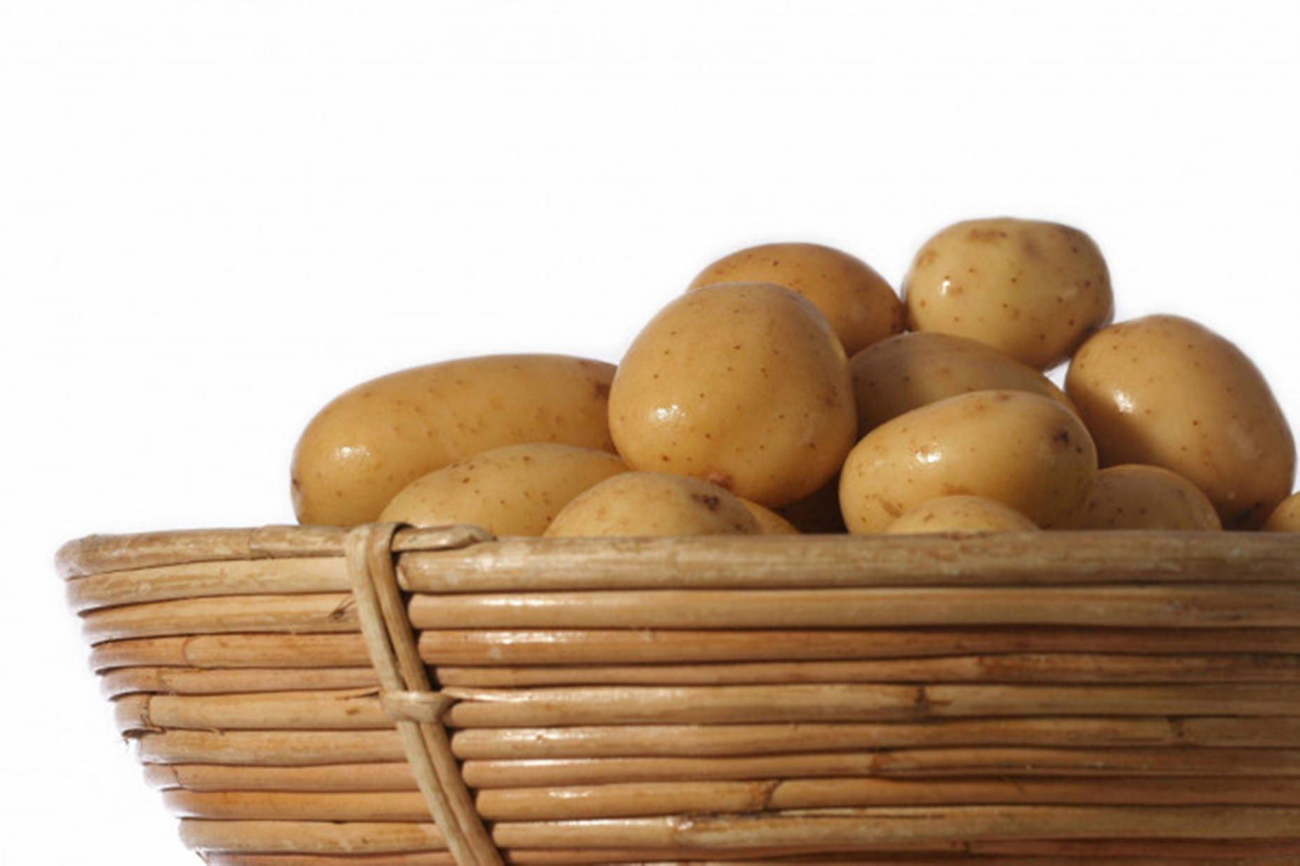 Potato 桌布 壁紙 — 一個編織籃子裝滿光滑的棕色馬鈴薯，背景為純白色。