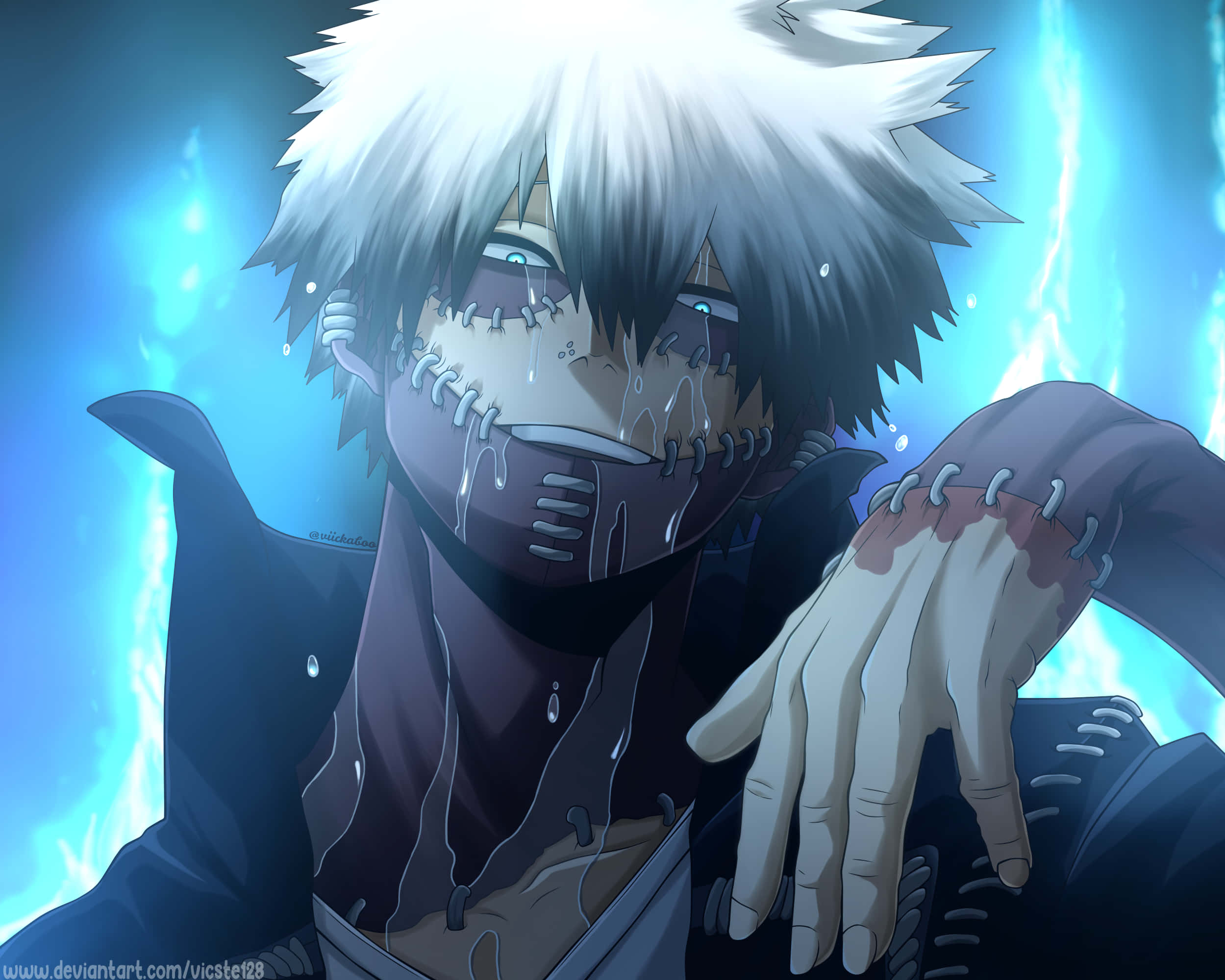 Dabi Boku No Hero 桌布 壁紙 — 一個縫合的白髮動漫角色，擁有發光的藍色眼睛，站在劈啪作響的藍色能量背景前。