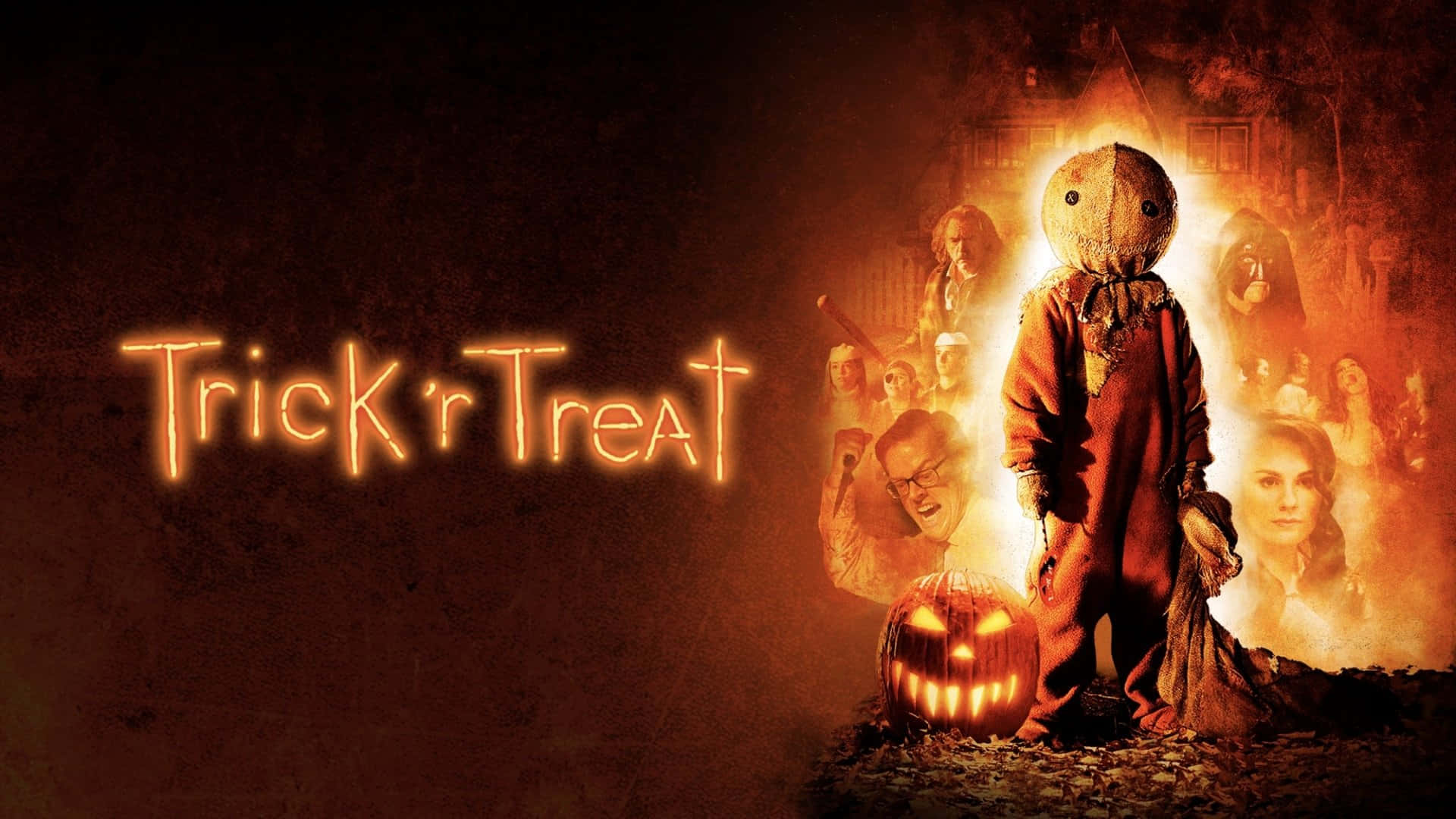 Trick Or Treat 桌布 壁紙 — 一個縫製的恐怖娃娃站在發光的傑克南瓜燈旁，鬼魂般的面孔在熾熱的橙色光芒中漂浮在後面。
