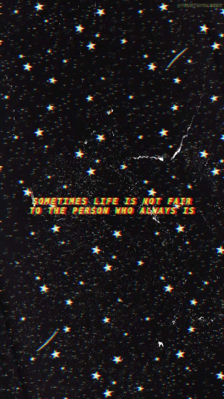 憂鬱美學 桌布 壁紙 — 一個繁星閃爍的夜空，帶有發光的星星和文字疊加，上面寫著「SOMETIMES LIFE IS NOT FAIR TO THE PERSON WHO ALWAYS IS」，採用故障效果的彩虹色。