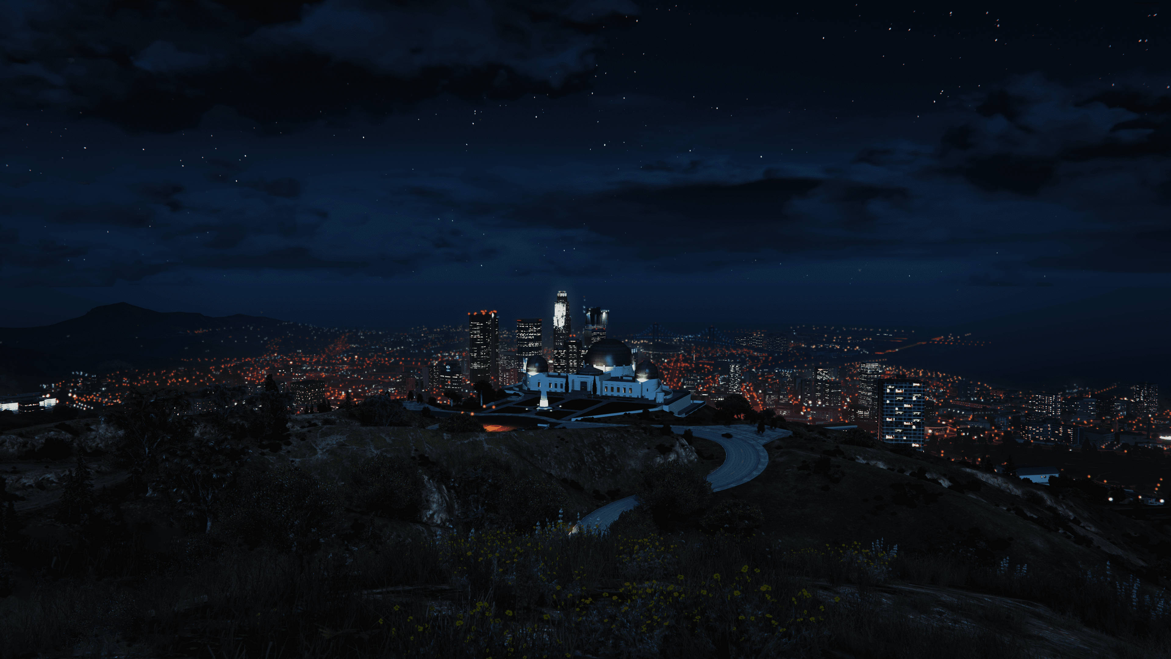 View 桌布 壁紙 — 一個繁星點點的夜晚城市景觀，山上有一個突出的天文台，俯瞰著發光的城市燈光。
