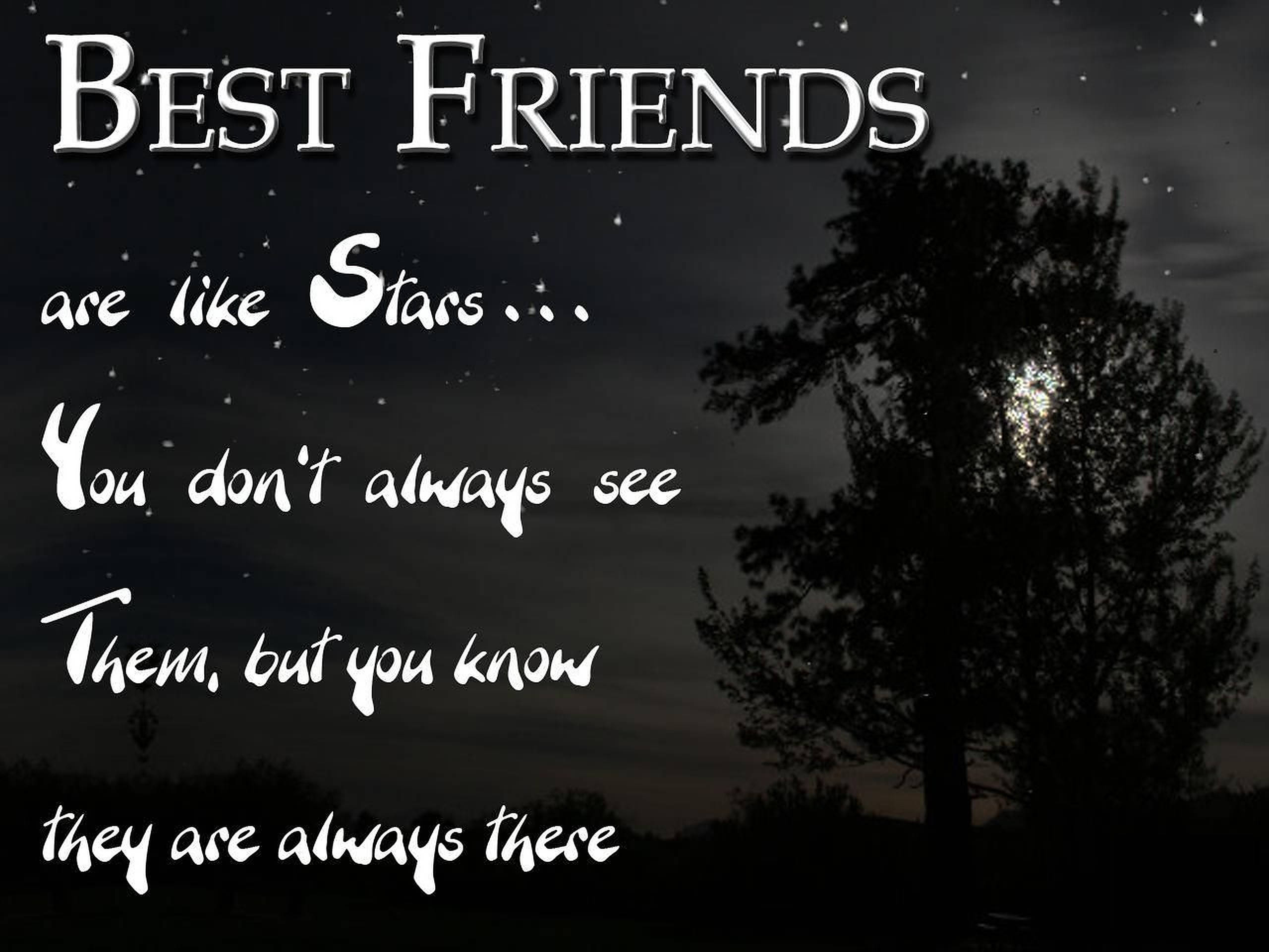 Friendship Quotes 桌布 壁紙 — 一個繁星點點的夜空，帶有剪影樹和發光的月亮，背後是關於最好的朋友就像星星的文字。