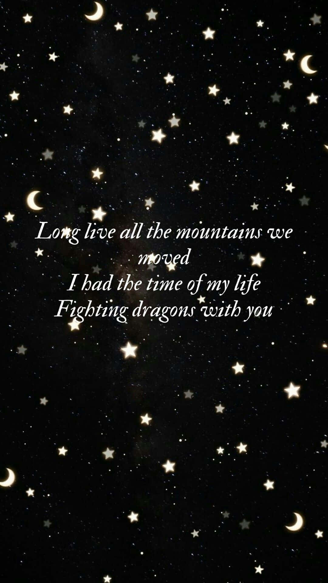 Taylor Swift Lyrics 桌布 壁紙 — 一個繁星點點的夜空，帶有新月和閃爍的星星，並配有一首關於山脈和龍的浪漫詩歌。