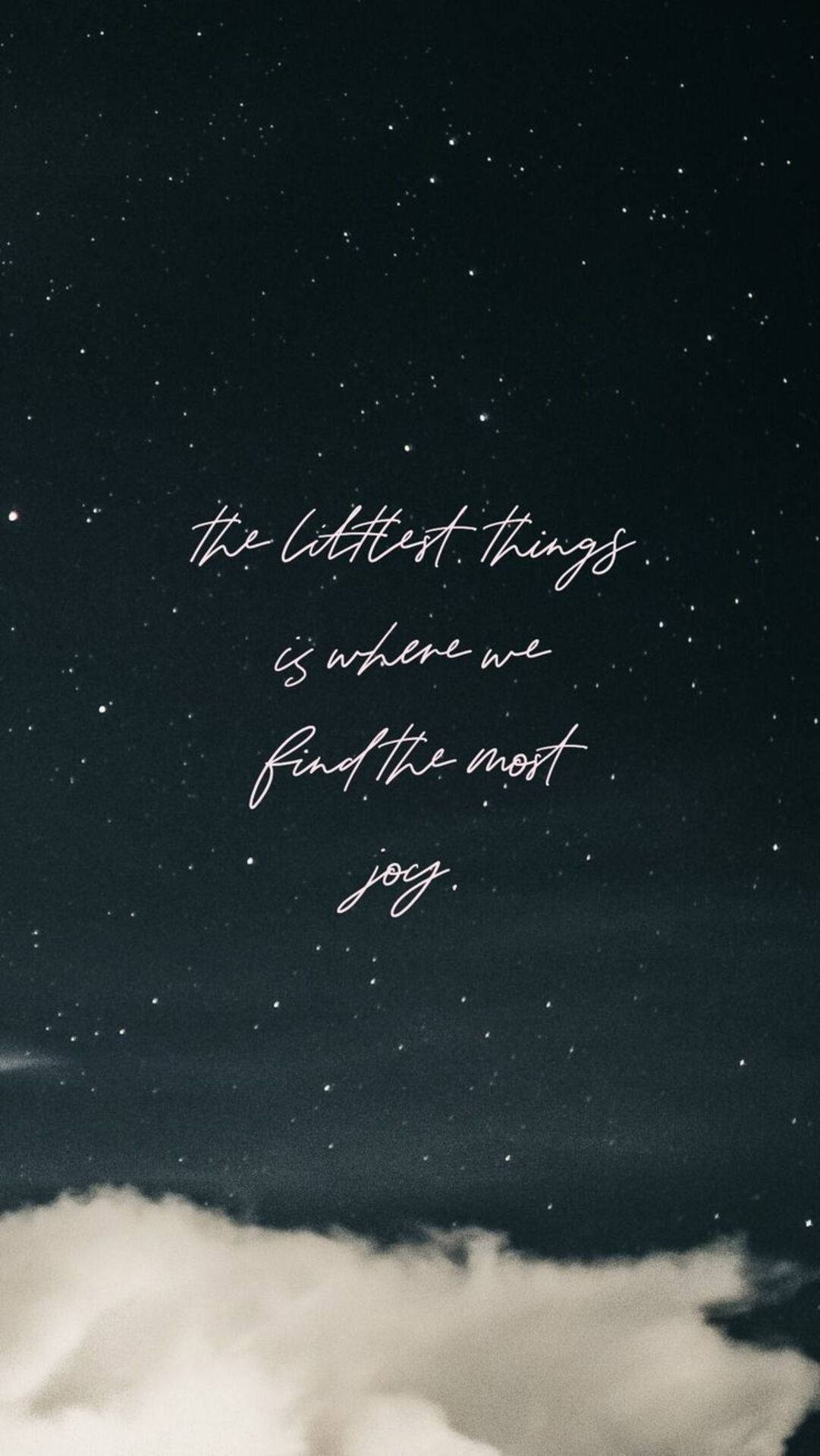 Encouraging 桌布 壁紙 — 一個繁星點點的夜空，有柔軟的雲朵和優雅的手寫文字，寫著「the littlest things is where we find the most joy」。