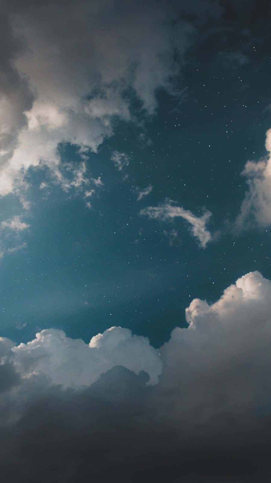 WhatsApp 聊天 桌布 壁紙 — 一個繁星點點的夜空，柔軟的雲朵飄過深邃的藍綠色天際，點綴著閃爍的星星。
