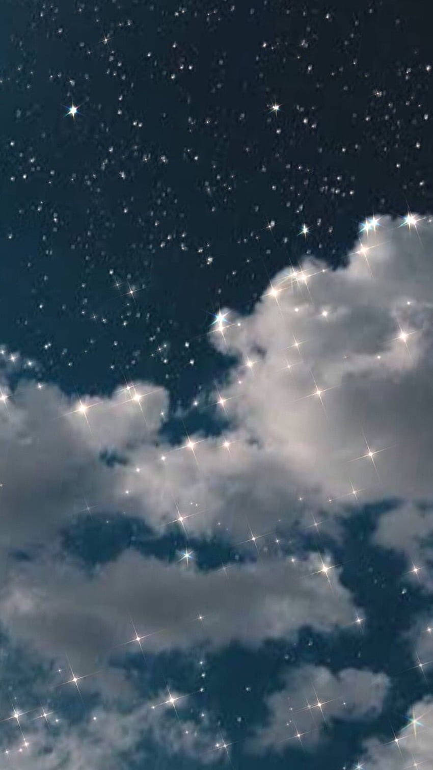 雲朵 桌布 壁紙 — 一個繁星點點的夜空，發光的星星從柔軟的白雲中窺視，背景是深藍色。