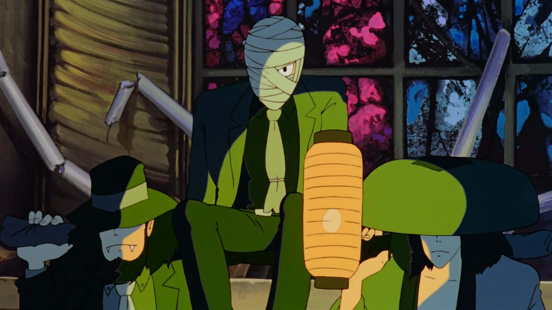Lupin Iii The Castle Of Cagliostro 桌布 壁紙 — 一個繃帶纏臉的強盜平靜地坐著，手持發光的燈籠，兩旁各有一名戴面具的幫兇，身處光線昏暗、有彩繪玻璃窗的房間。