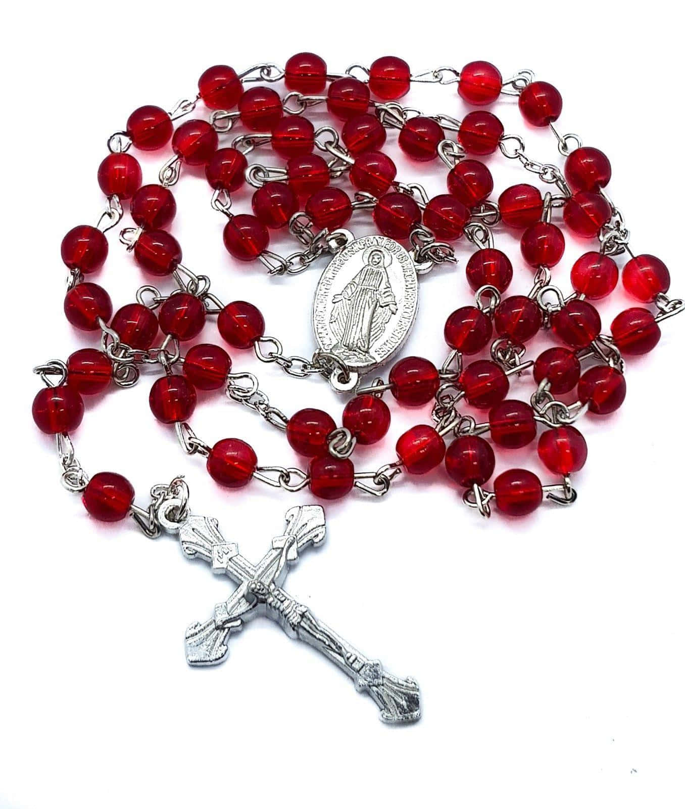 Beads 桌布 壁紙 — 一個纏繞的紅色玻璃珠玫瑰經念珠，帶有銀鏈和十字架，置於純白背景上。