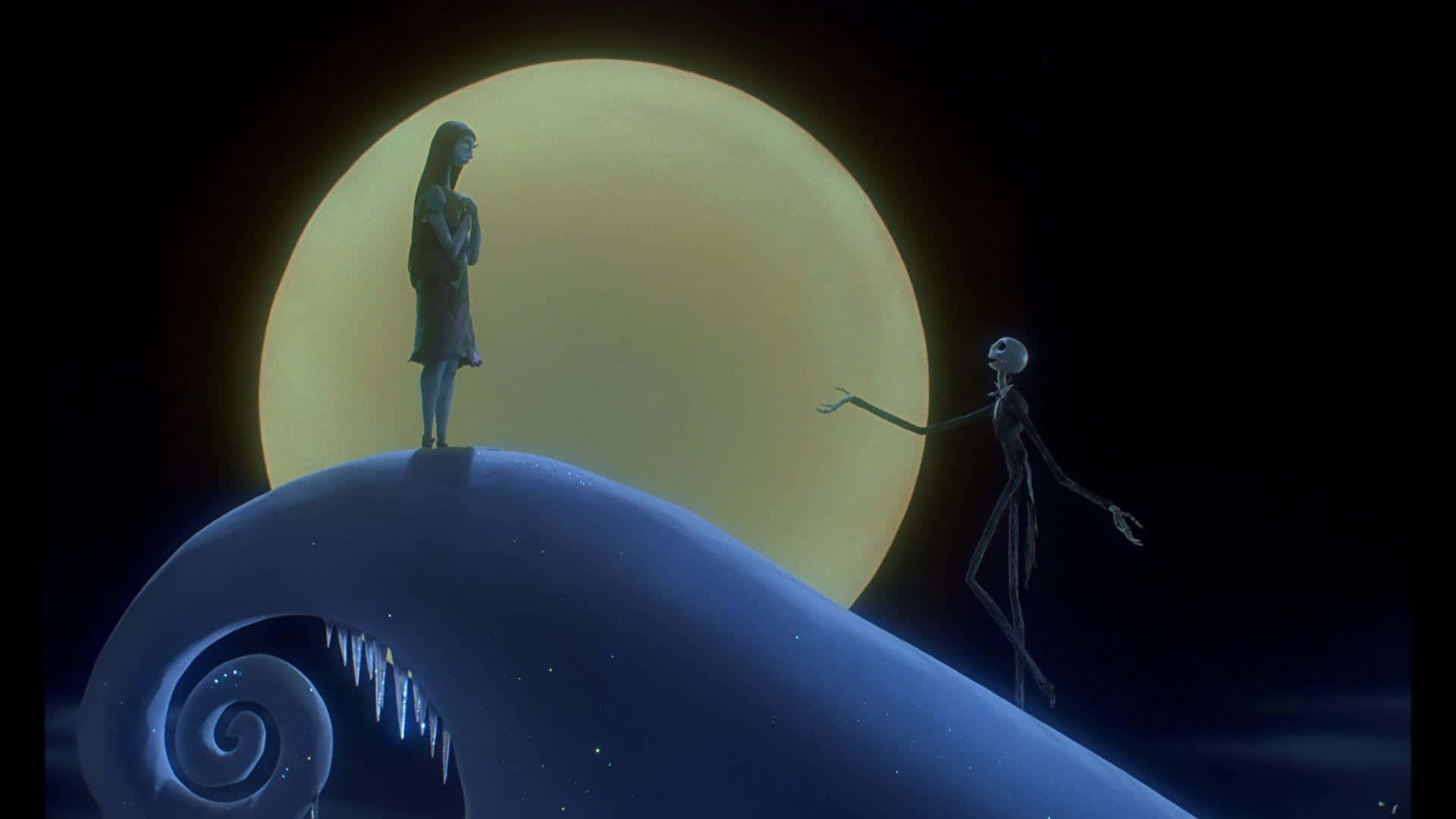 Sally Nightmare Before Christmas 桌布 壁紙 — 一個纖細的女孩和一個骷髏身影站在彎曲的山丘上，下方是巨大發光的月亮，背景是黑暗的夜景。