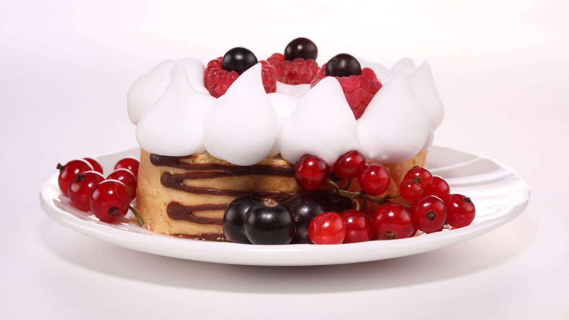 Berry 桌布 壁紙 — 一個美味的層層蛋糕，飾以鮮奶油、覆盆子和紅黑醋栗，放在白色盤子上。