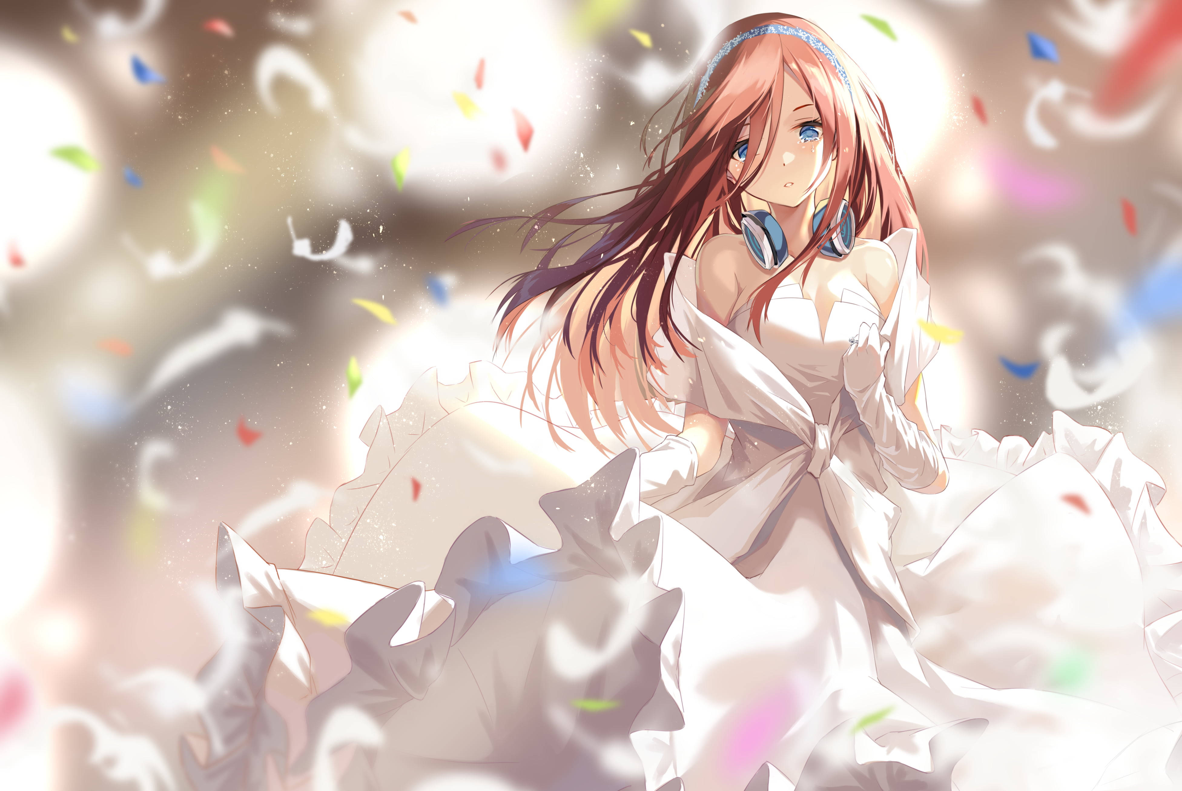 Wedding Dress 桌布 壁紙 — 一個美麗的動漫女孩，長長的紅髮和藍眼睛，穿著白色連衣裙和耳機，五彩紙屑在她周圍旋轉，營造出明亮的節日場景。