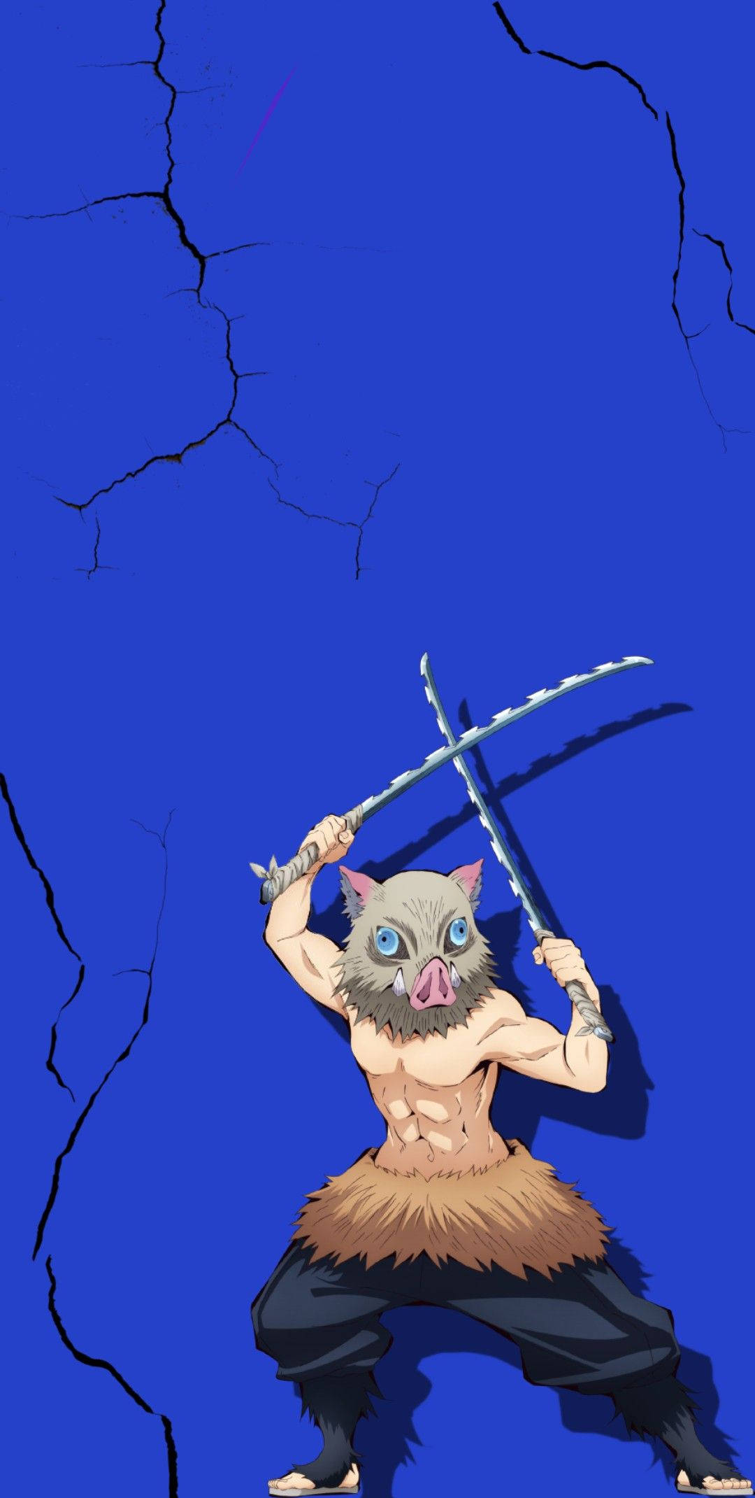 鬼滅之刃 桌布 壁紙 — 一個肌肉發達、戴著豬面具的惡魔戰士，在裂開的深藍色背景前揮舞著兩把交叉的劍。
