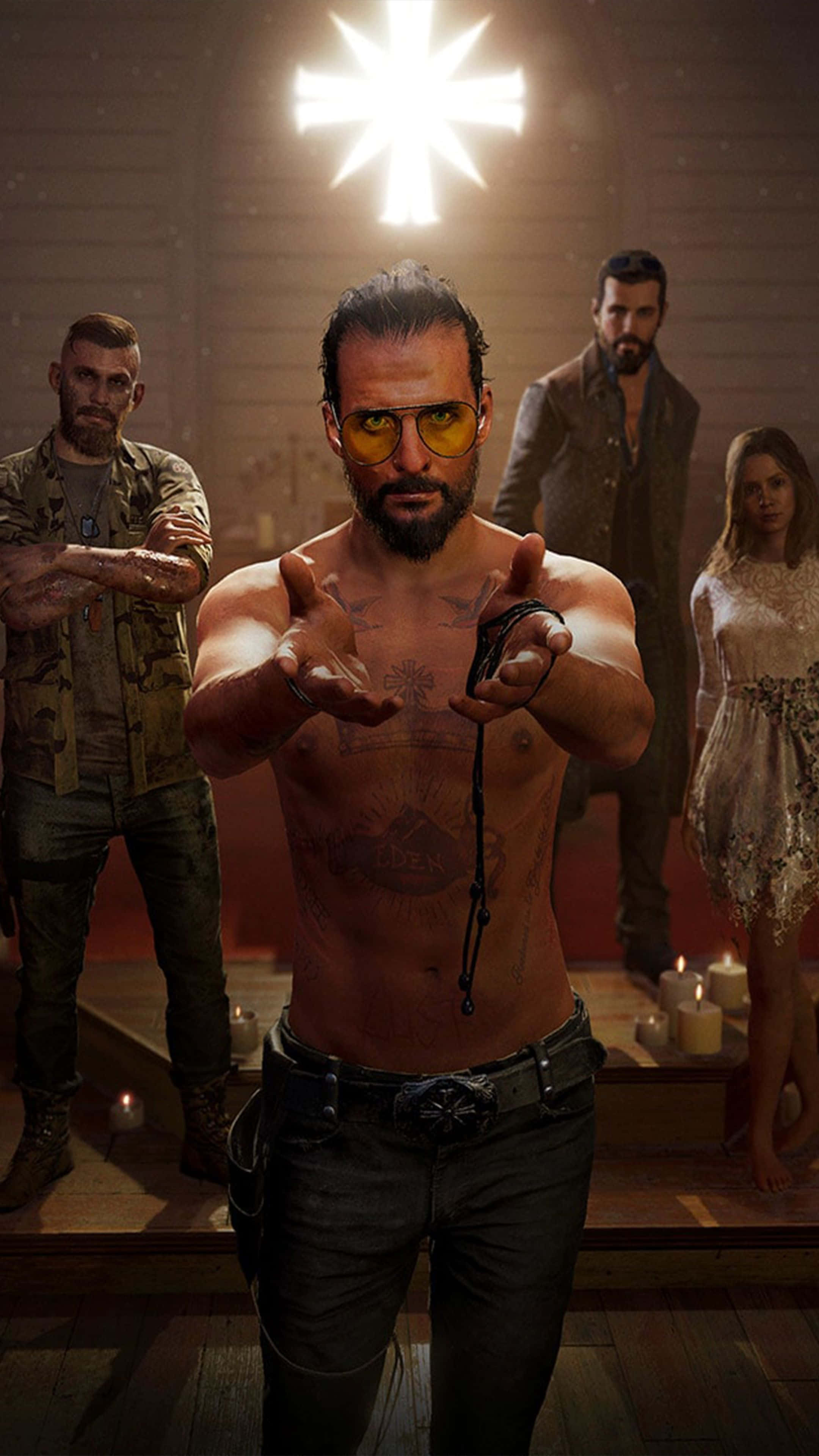 Far Cry 5 桌布 壁紙 — 一個肌肉發達、戴黃色眼鏡和有刺青的男人，在昏暗的房間裡，與另外三人站在發光的十字架下中央位置。