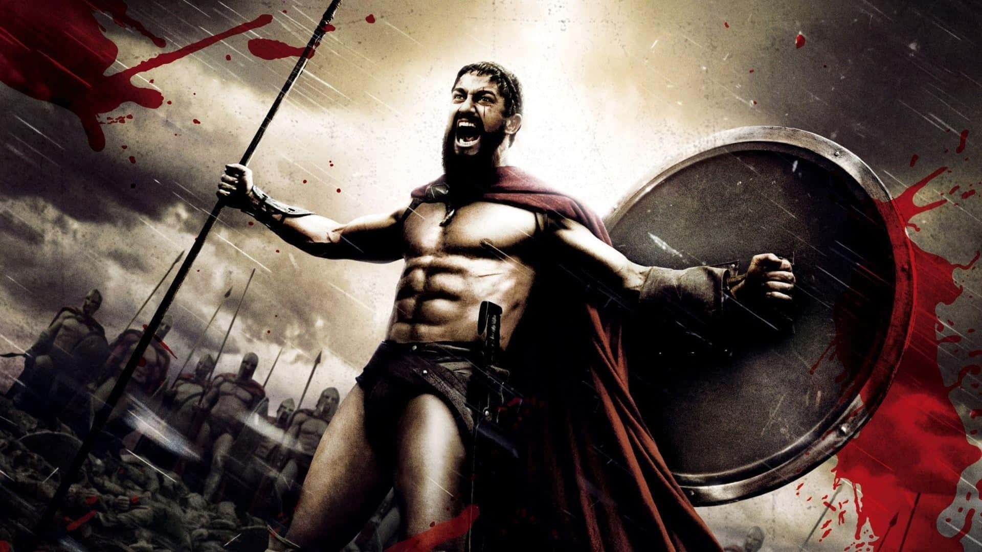 300 Movie 桌布 壁紙 — 一個肌肉發達、披著紅色斗篷的戰士，在血跡斑斑、風暴肆虐的戰場上揮舞長矛和盾牌，發出怒吼。