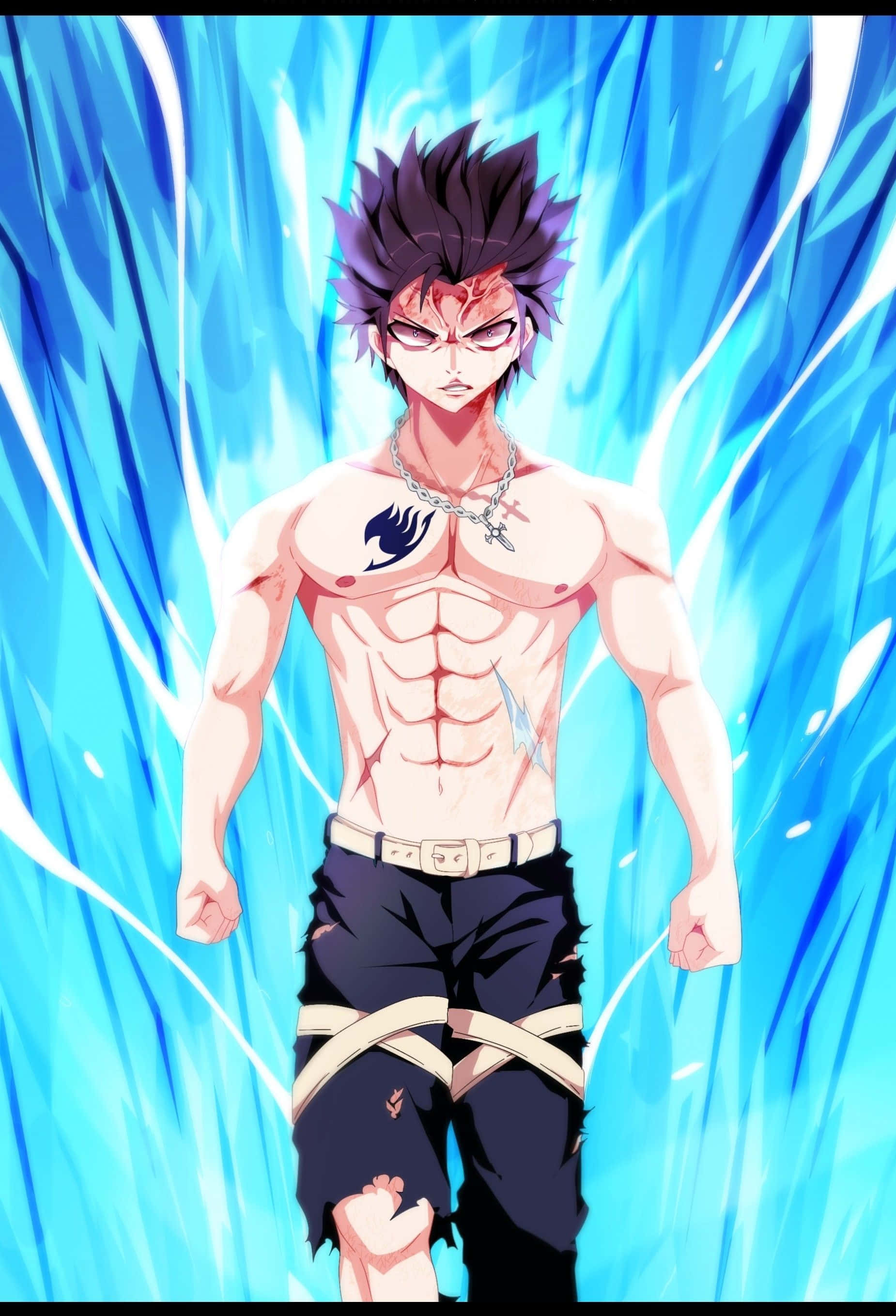Gray Fullbuster 桌布 壁紙 — 一個肌肉發達、擁有尖刺黑髮和火焰紋身的動漫男性，挑釁地站在動態藍色能量背景前。