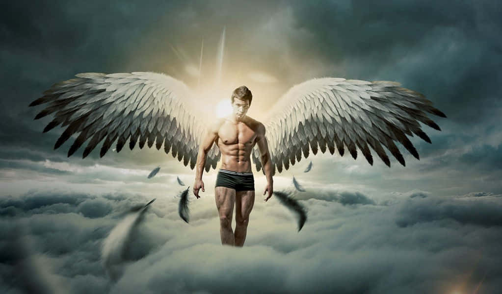 Angel Wings 桌布 壁紙 — 一個肌肉發達、擁有巨大白色羽毛翅膀的男人站在雲端，光芒從他身後迸發。