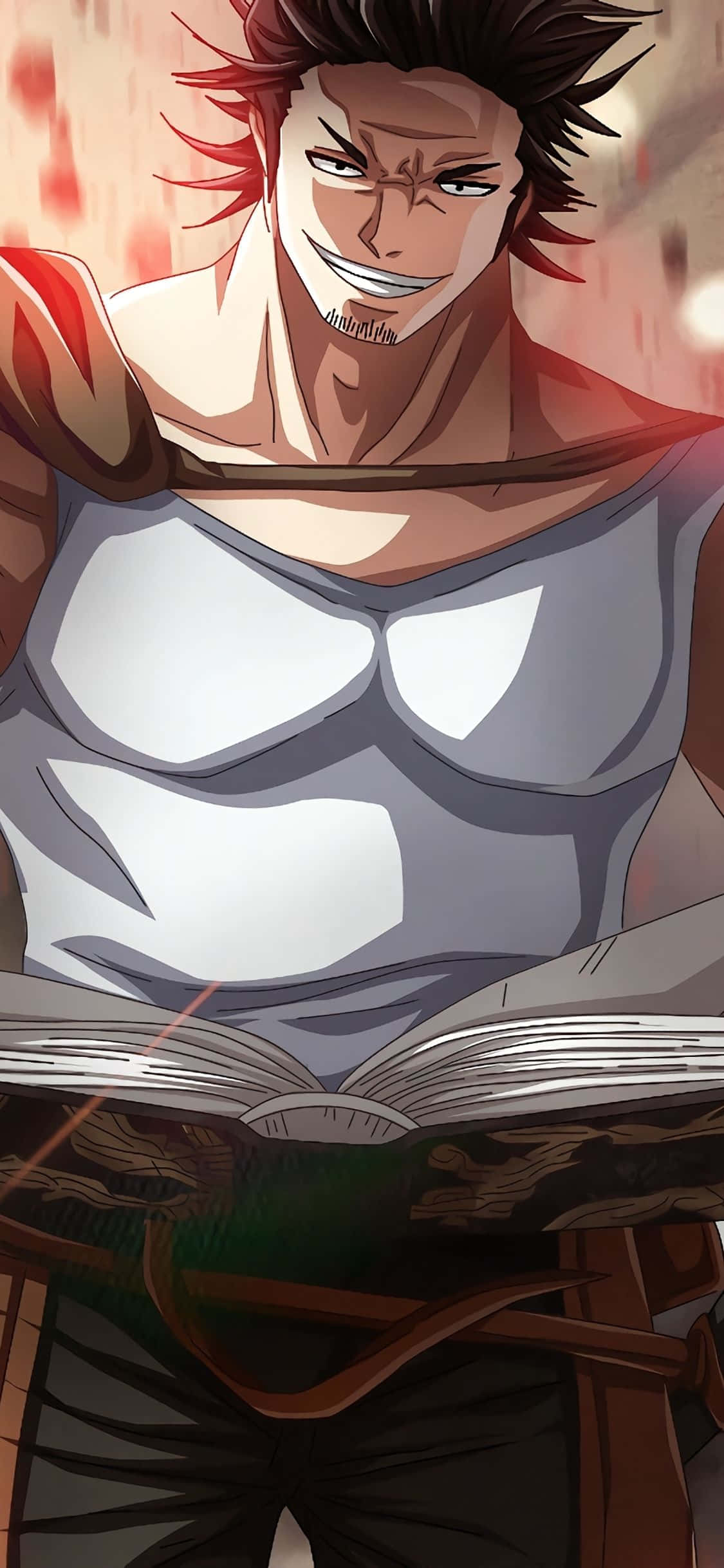 Black Clover Anime 桌布 壁紙 — 一個肌肉發達、擁有紅色刺蝟頭的動畫男子，在溫暖發光的光線下咧嘴笑著，同時拿著一本打開的書。
