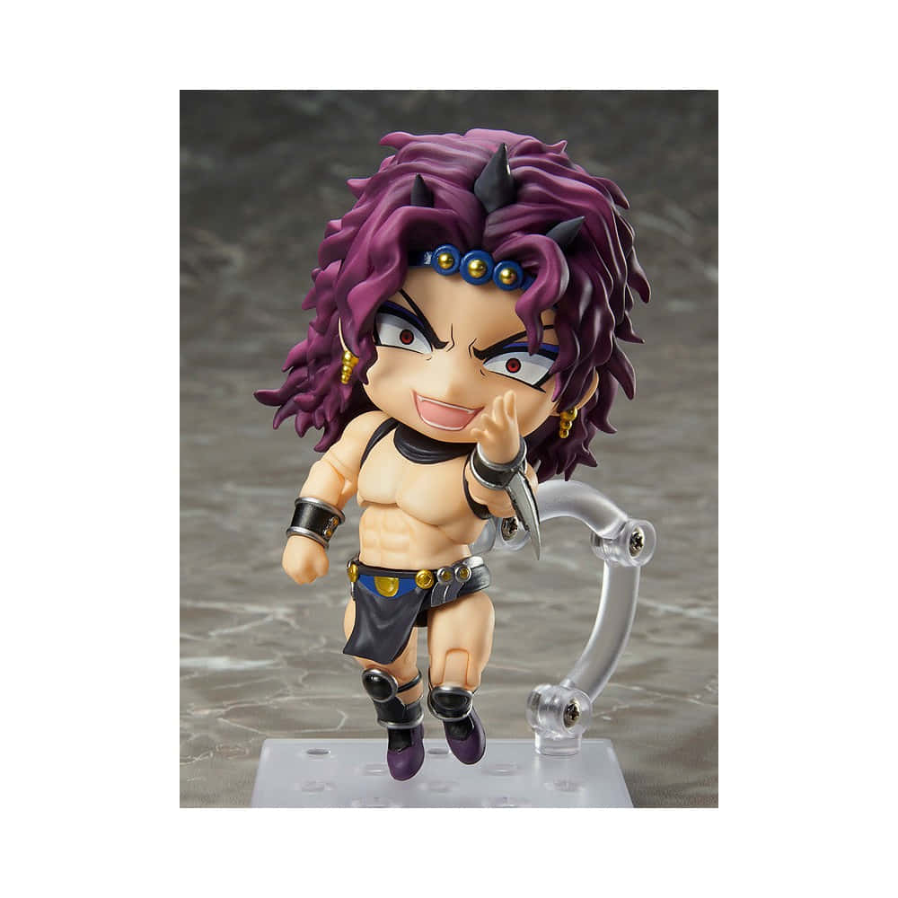 Jojo's Bizarre Adventure Kars 桌布 壁紙 — 一個肌肉發達、擁有紫色尖刺頭髮和惡魔角的Q版動漫人偶，在透明支架上擺姿勢。