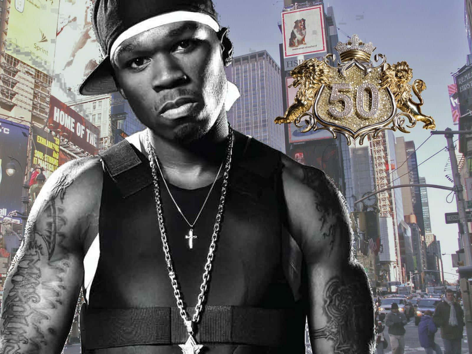 50 Cent 桌布 壁紙 — 一個肌肉發達、有刺青和戴鏈條的男人站在繁華的城市景觀中，旁邊有一個金色的「50」標誌。
