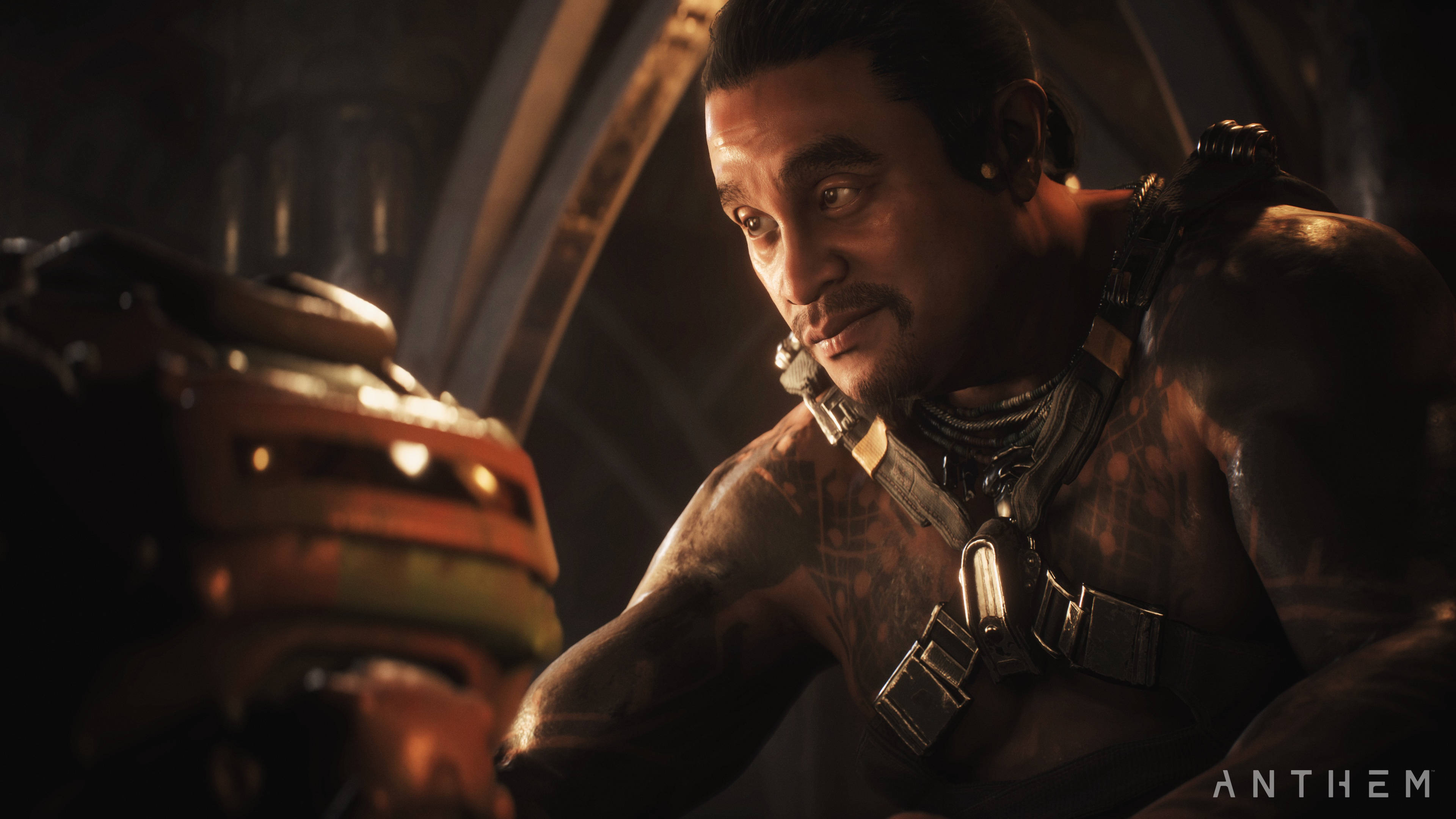 anthem 4K 桌布 壁紙 — 一個肌肉發達、有刺青的男人穿著未來裝甲，在昏暗的科幻駕駛艙中，在溫暖的環境燈光下凝視著。